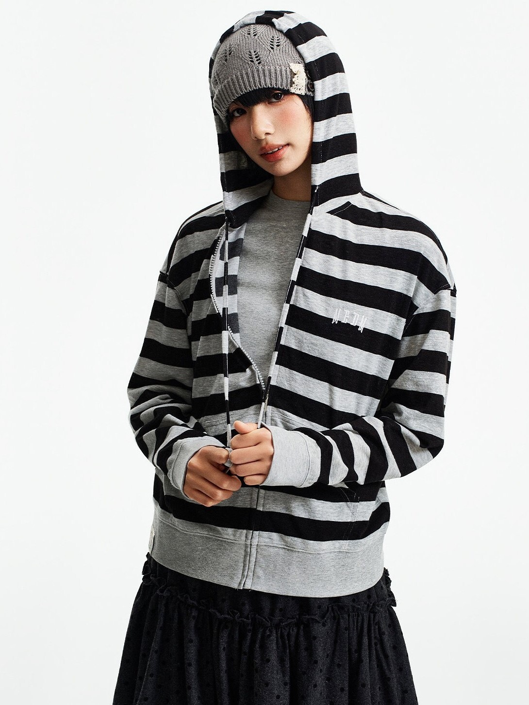 MEDM 胸前刺繡Logo 針織黑白條紋 抽繩連帽 外套