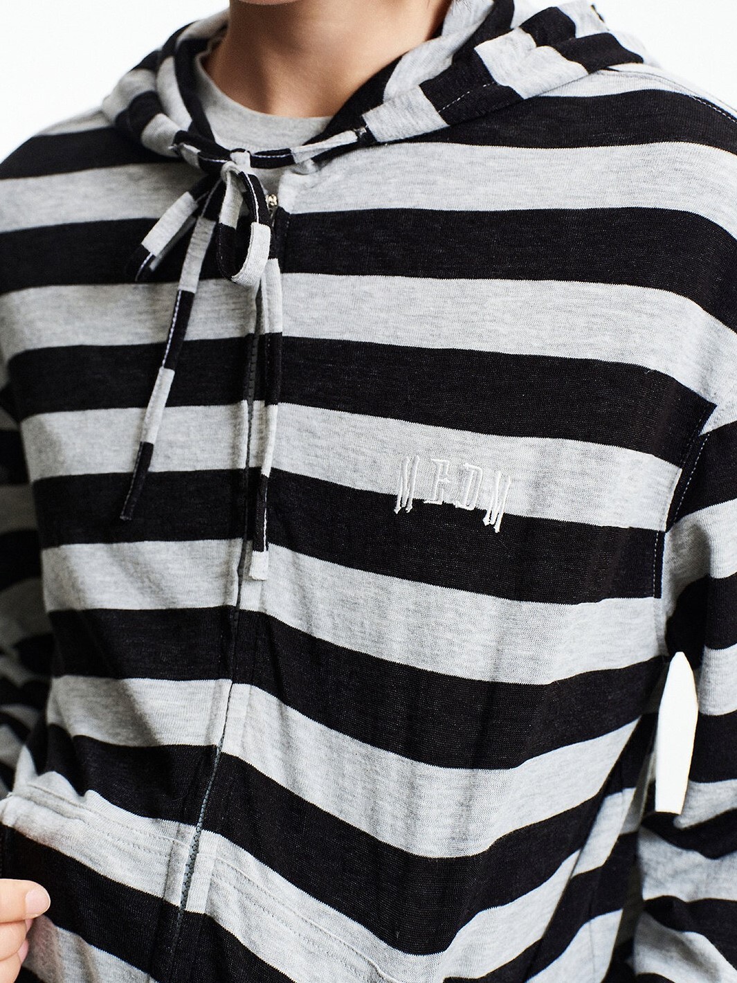 MEDM 胸前刺繡Logo 針織黑白條紋 抽繩連帽 外套