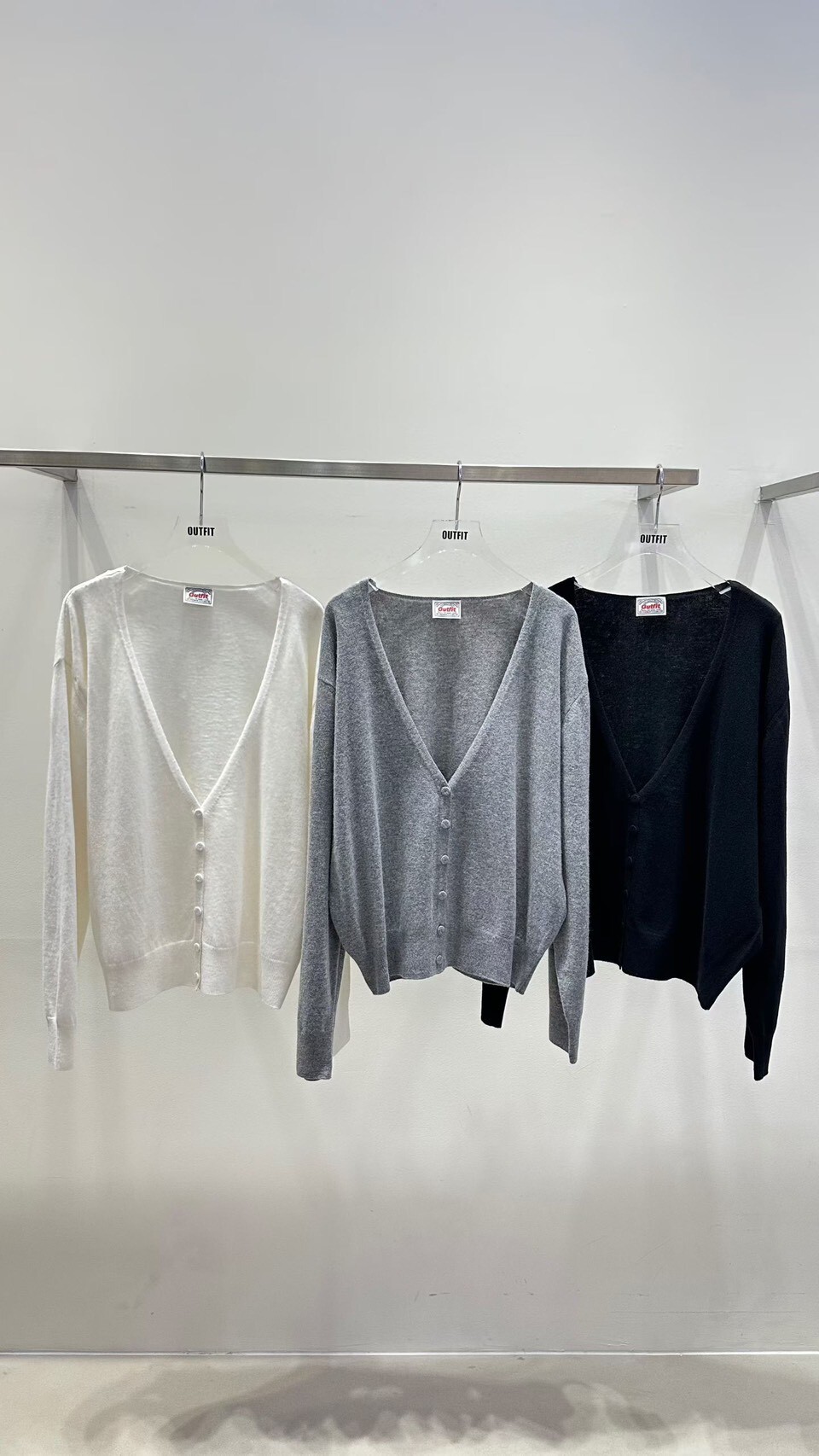 #AF66大Ｖ包釦針織衫(黑/白/灰)