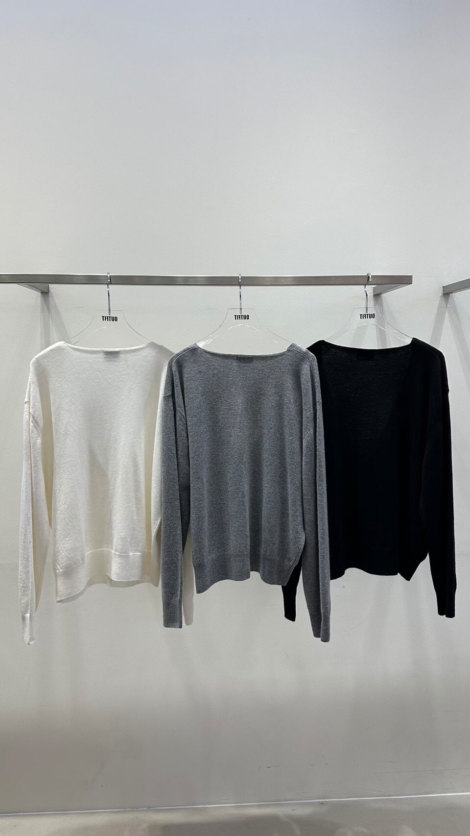 #AF66大Ｖ包釦針織衫(黑/白/灰)