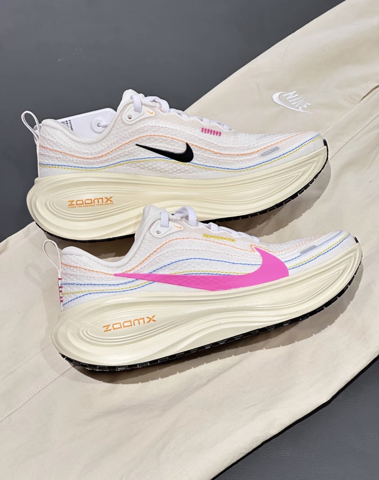 女鞋 NIKE W VOMERO PLUS 奶白 縫線 氣墊 緩震 透氣 慢跑 運動鞋【IQ1154-161】