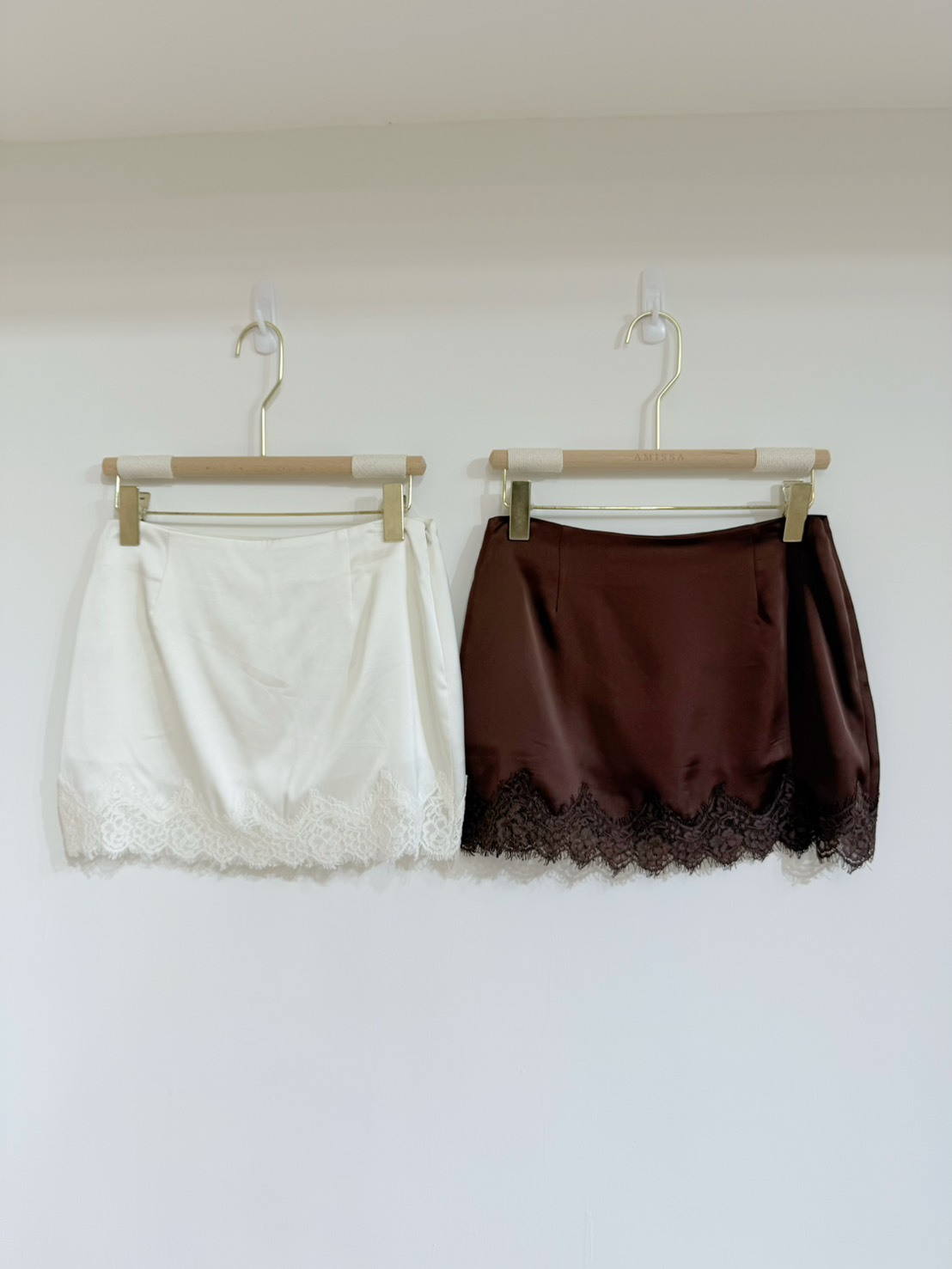 #AF31蕾絲緞面小短裙(白/咖)