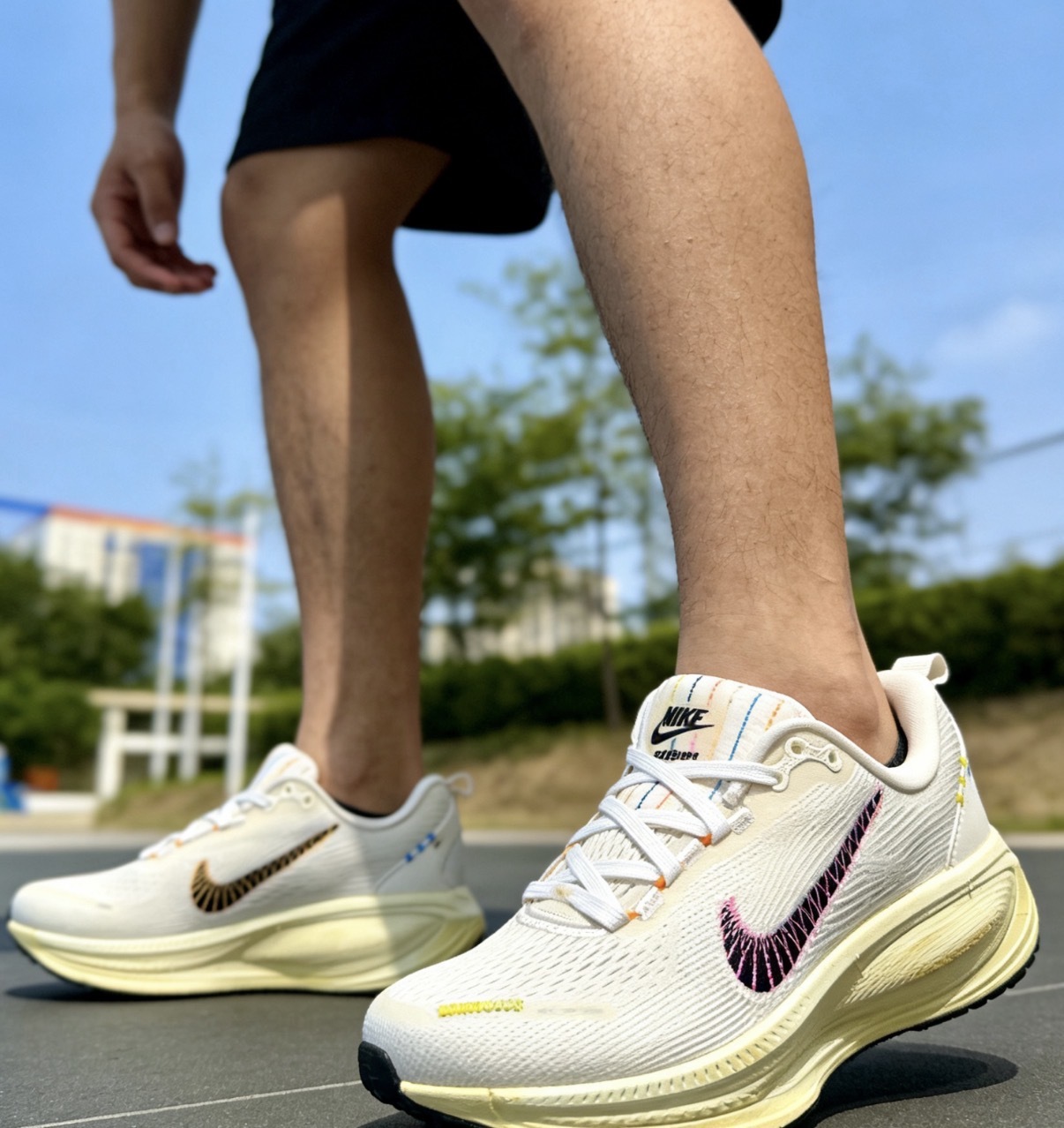 女鞋 NIKE W VOMERO 18 淡奶黃 氣墊 緩震 縫線 慢跑 運動鞋【IQ1155-101】