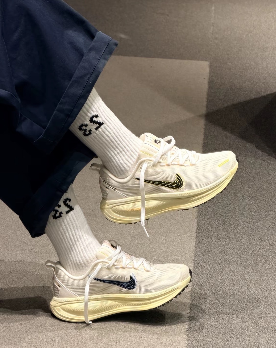 女鞋 NIKE W VOMERO 18 淡奶黃 氣墊 緩震 縫線 慢跑 運動鞋【IQ1155-101】