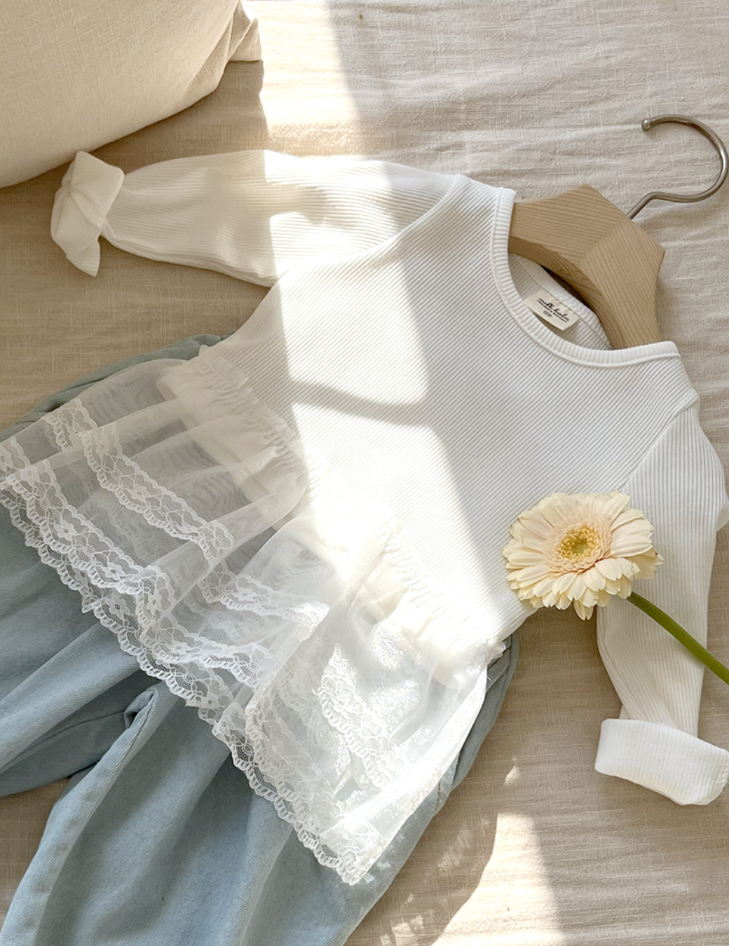 圓領蕾絲拼接上衣