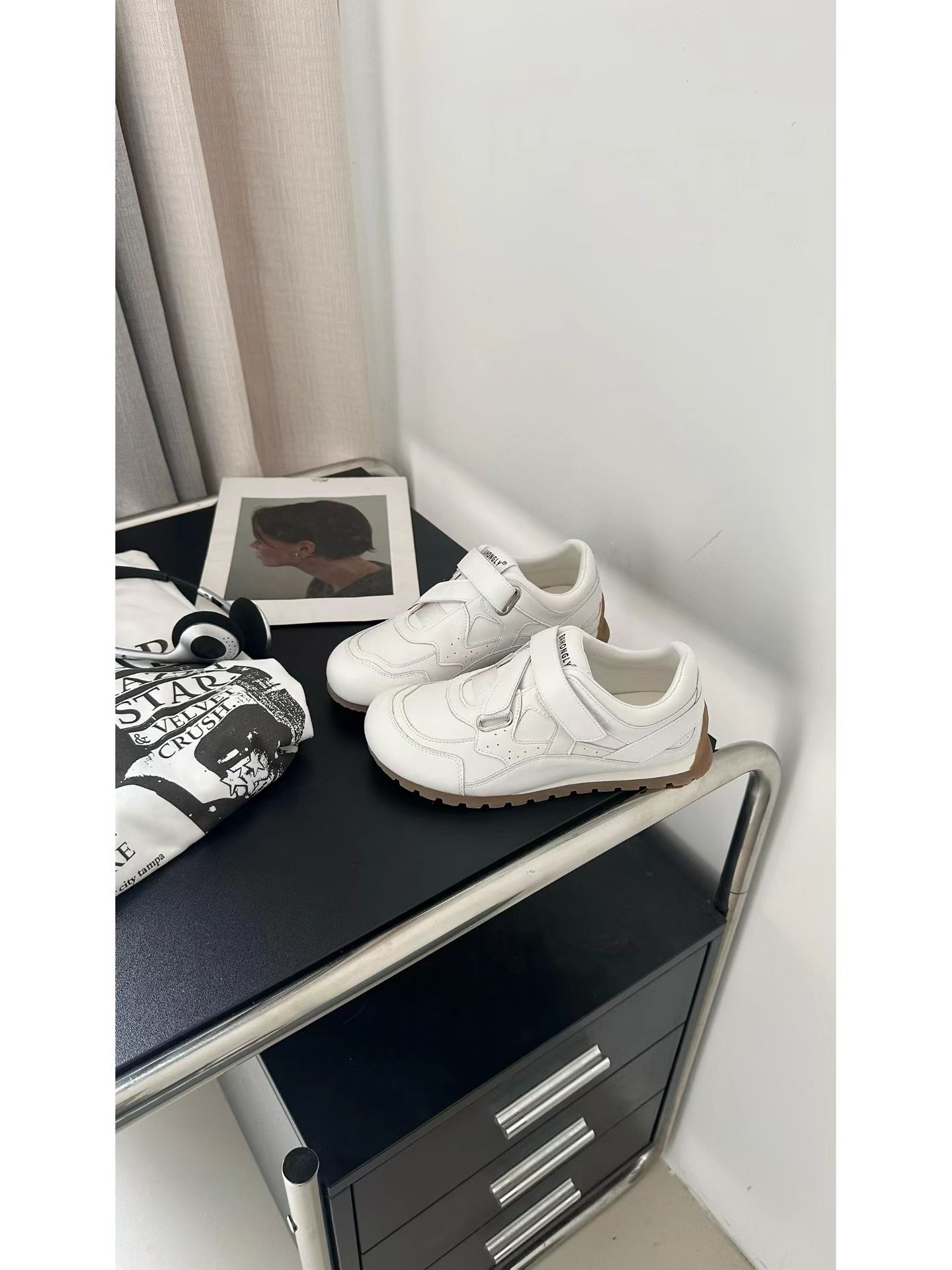 魔鬼氈造型真皮休閒鞋