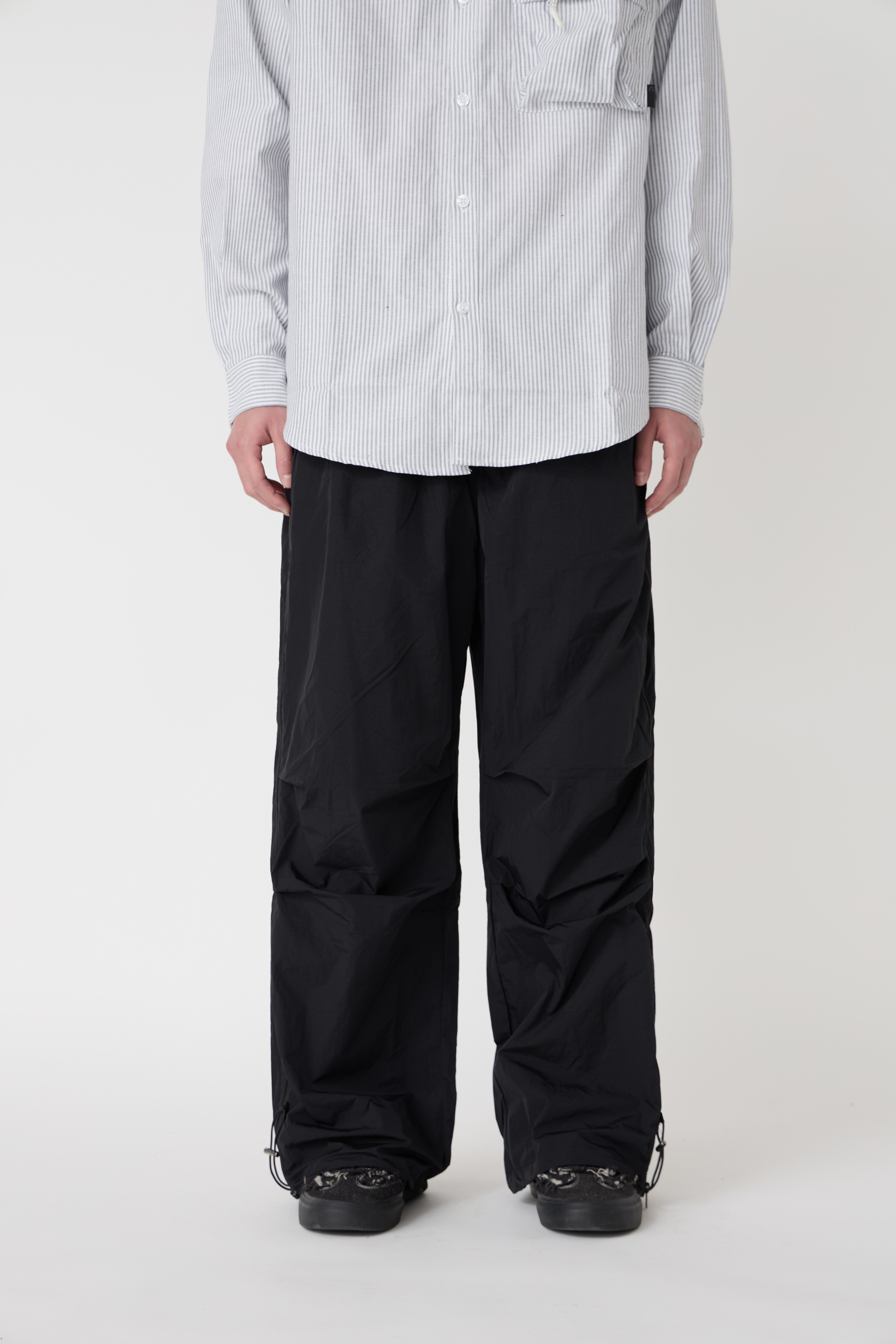 NOIR 側拉鍊闊型皺褶傘兵褲