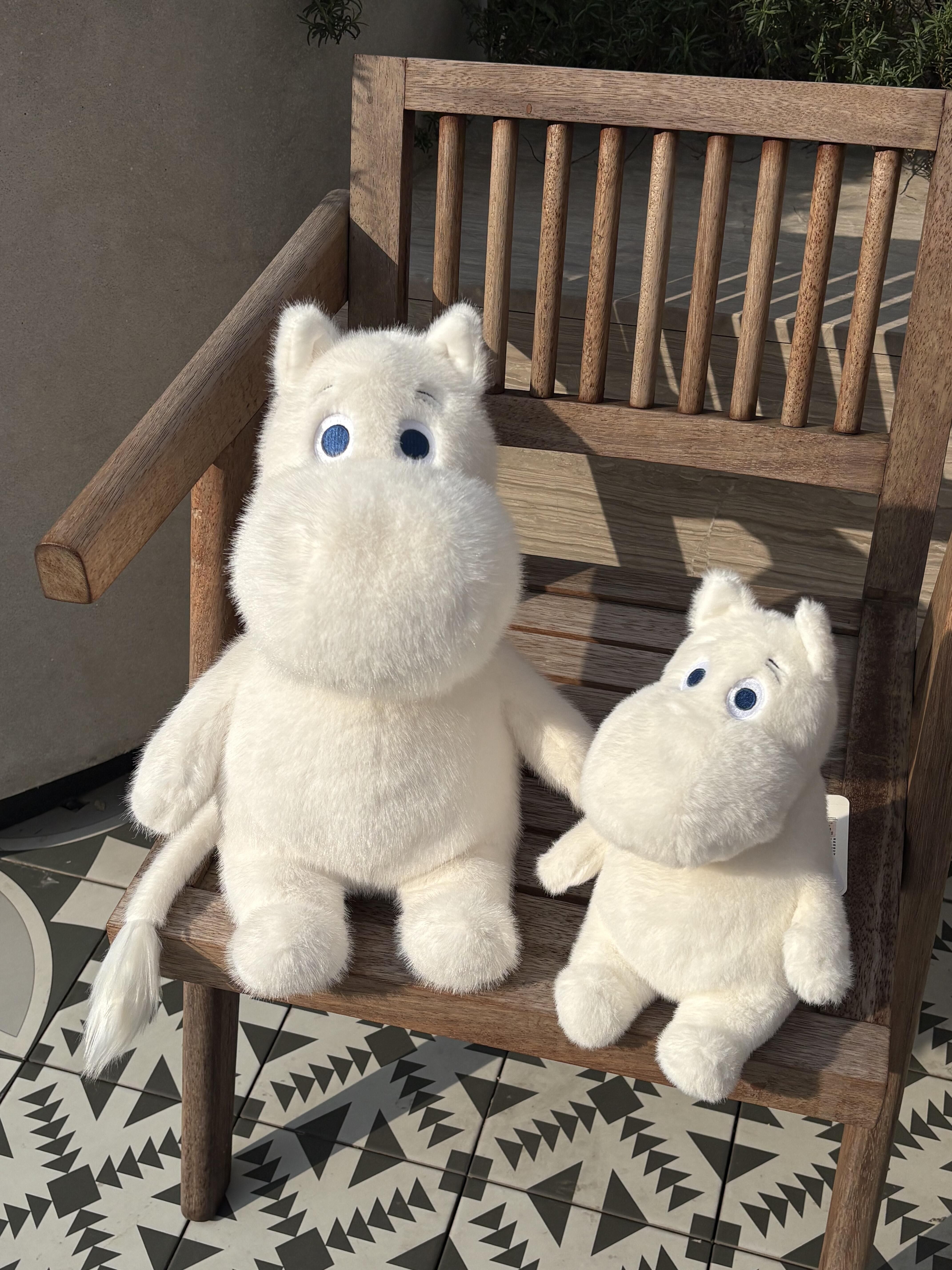 Moomins 嚕嚕米 姆明 正版授權 回憶經典系列 坐姿毛絨娃娃 吊飾 靠枕 柔軟 小精靈 (任買兩件7-11寄送免運)/預購