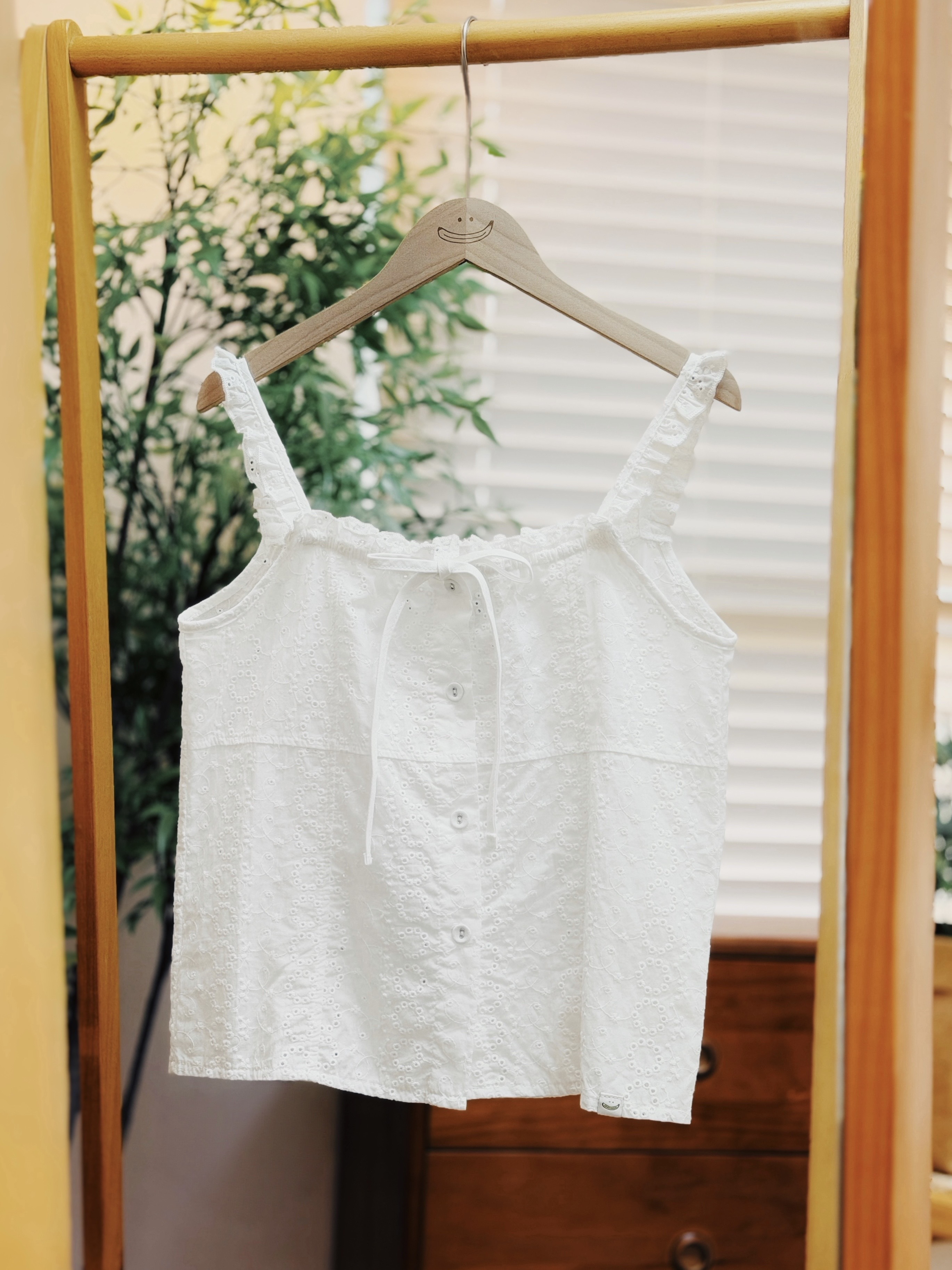 白色 / 荷葉肩帶提花排扣背心 / Ruffle Strap Button-Down Eyelet Tank