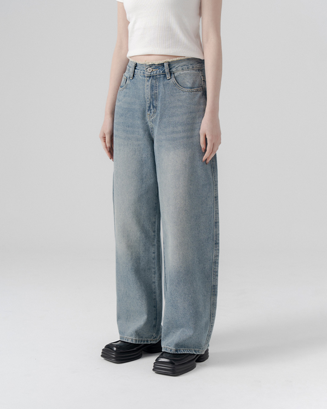 Low-rise cocoon jeans with frayed waist and washed finish. Sizes: S/M/L【04011873】in stock+pre-order