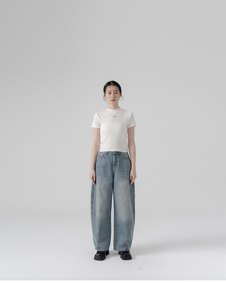 Low-rise cocoon jeans with frayed waist and washed finish. Sizes: S/M/L【04011873】in stock+pre-order