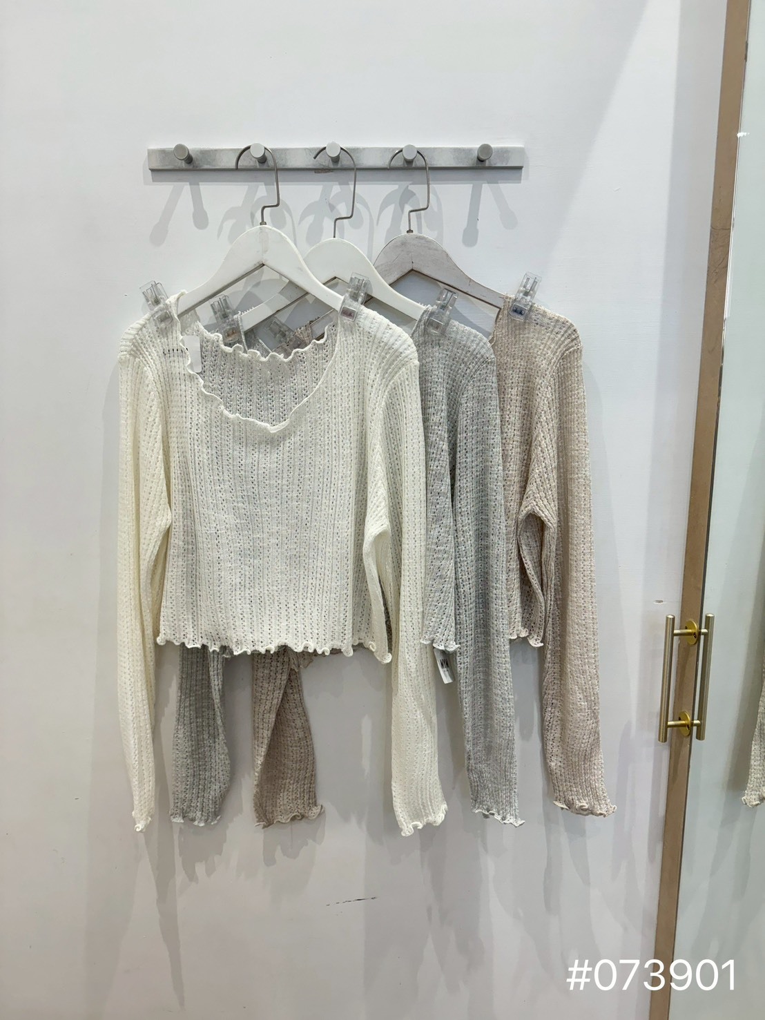 大領口木耳邊針織短版上衣s(預購中)