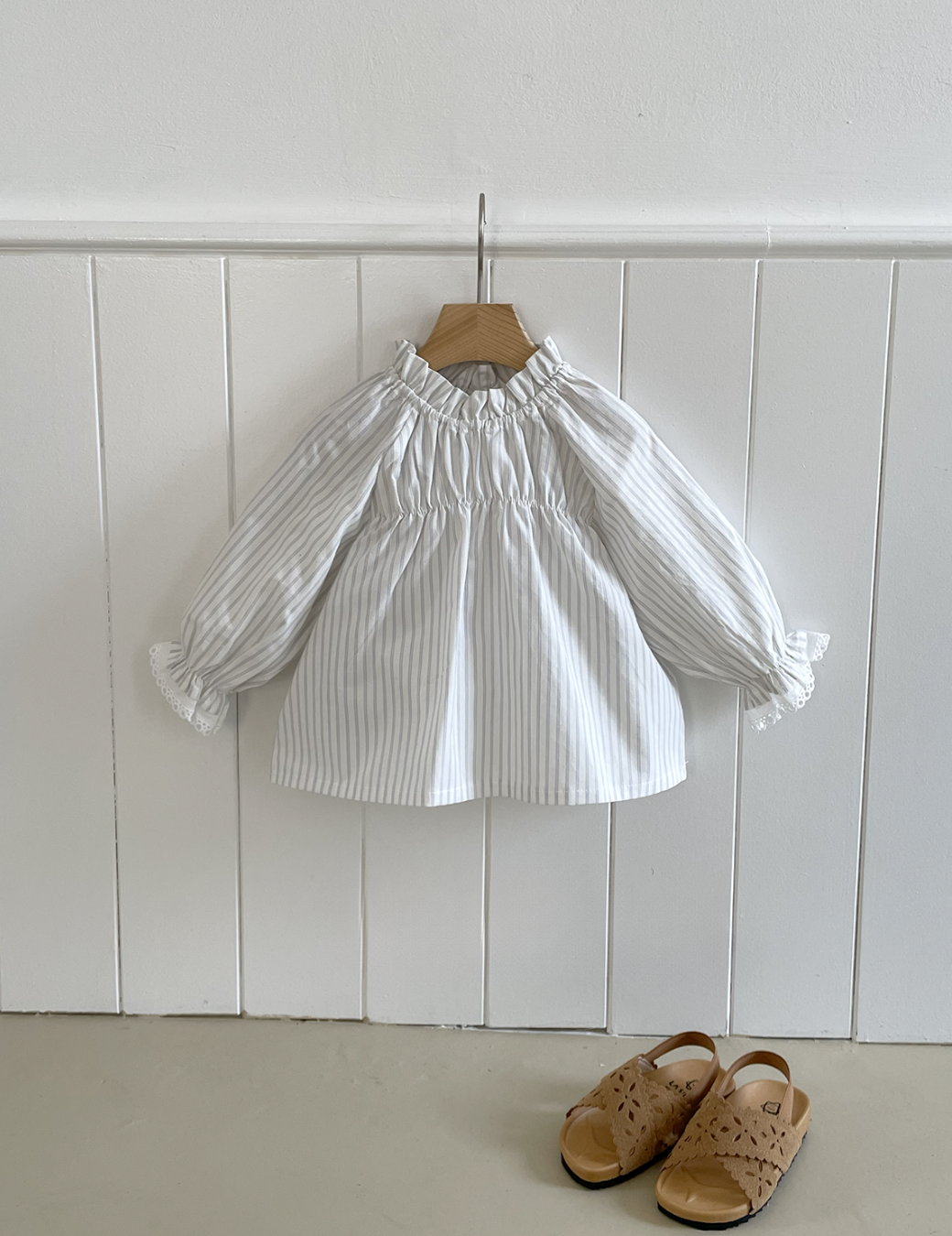 復古蕾絲細褶傘襬上衣（經典直紋）