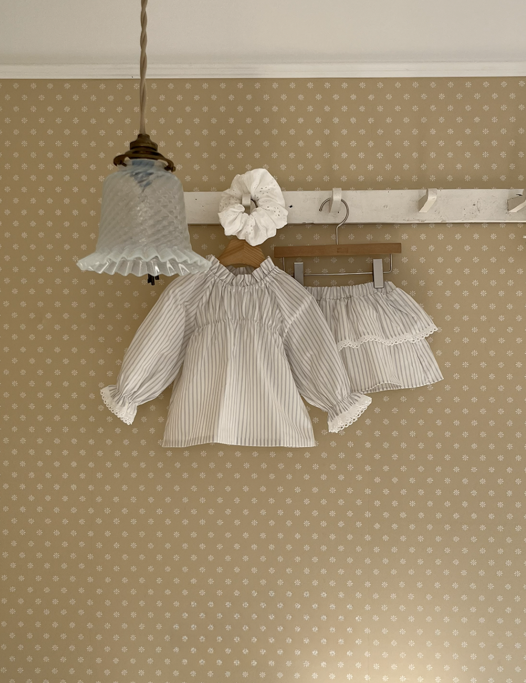 復古蕾絲細褶傘襬上衣（經典直紋）