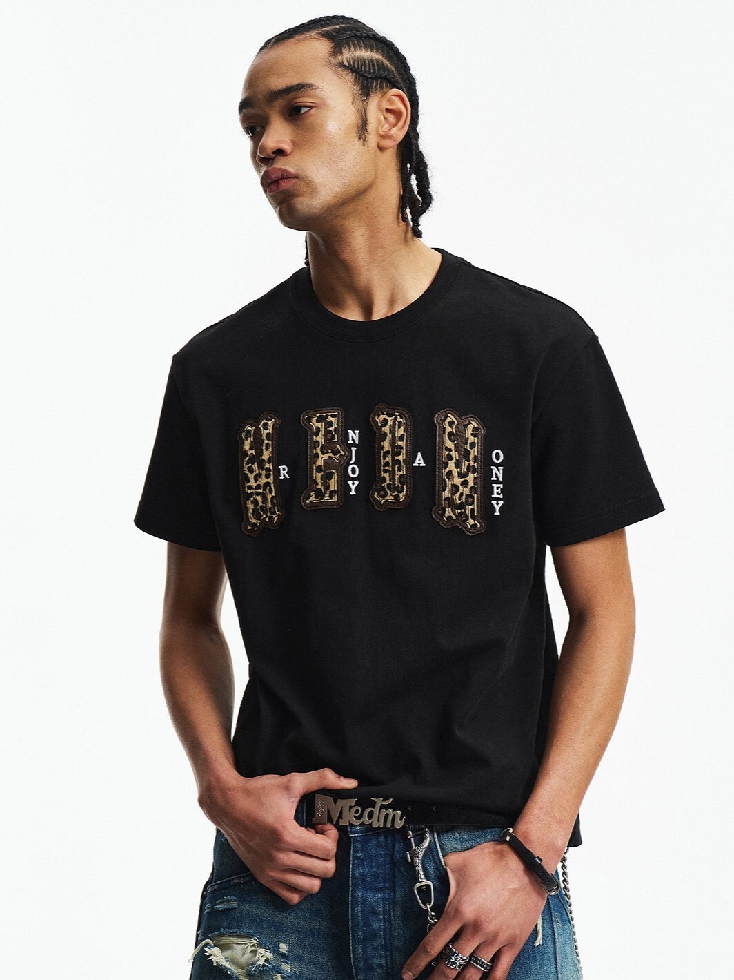 MEDM 胸前雙層皮豹紋 貼布字母Logo 休閒圓領 短袖T