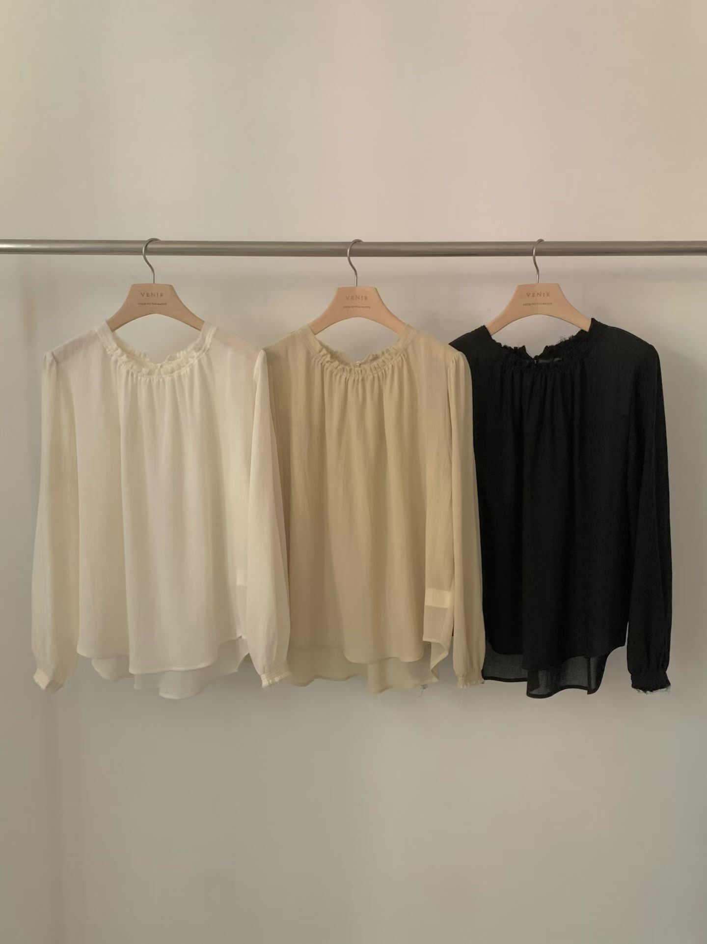 VR6063 彈性領口透紗上衣