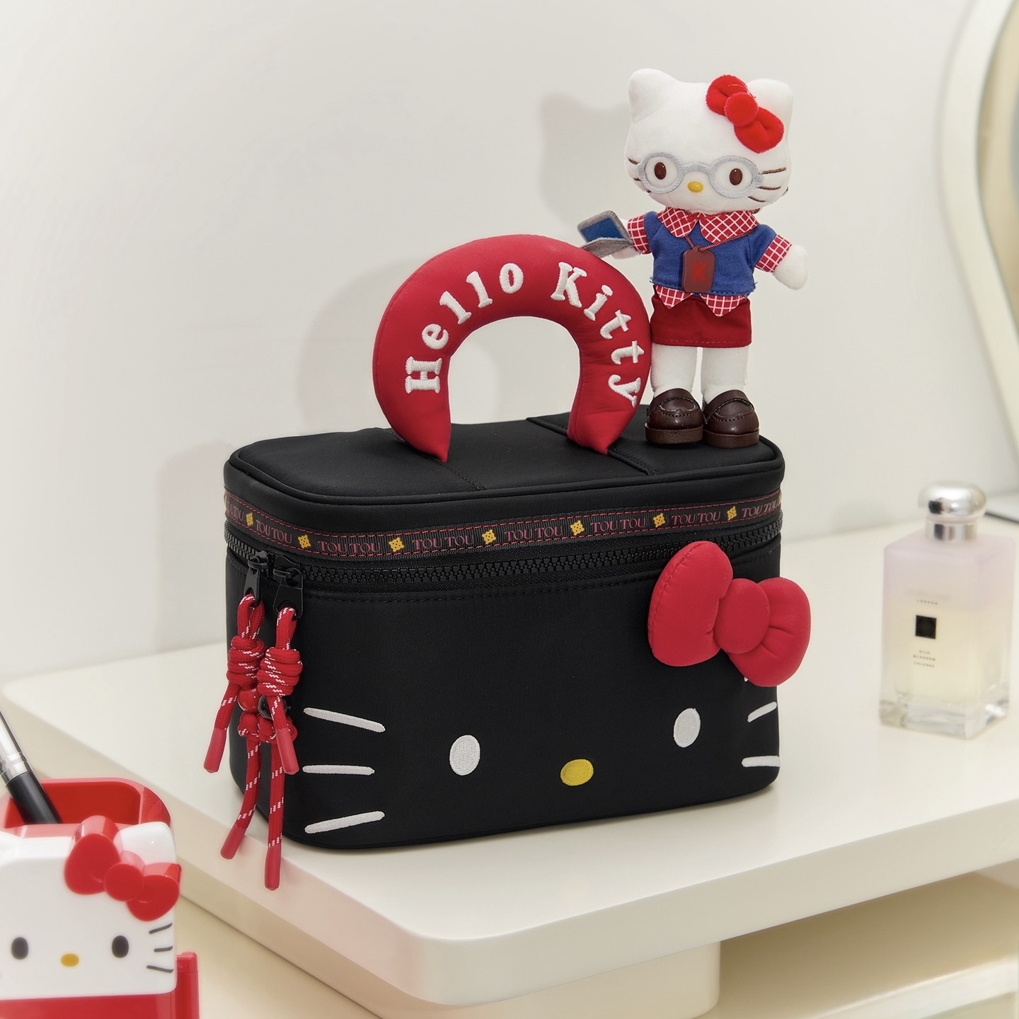 三麗鷗 SANRIO x TOUTOU 聯名 HELLO KITTY 凱蒂貓 化妝包 洗漱包 旅行包 黑/白 預購