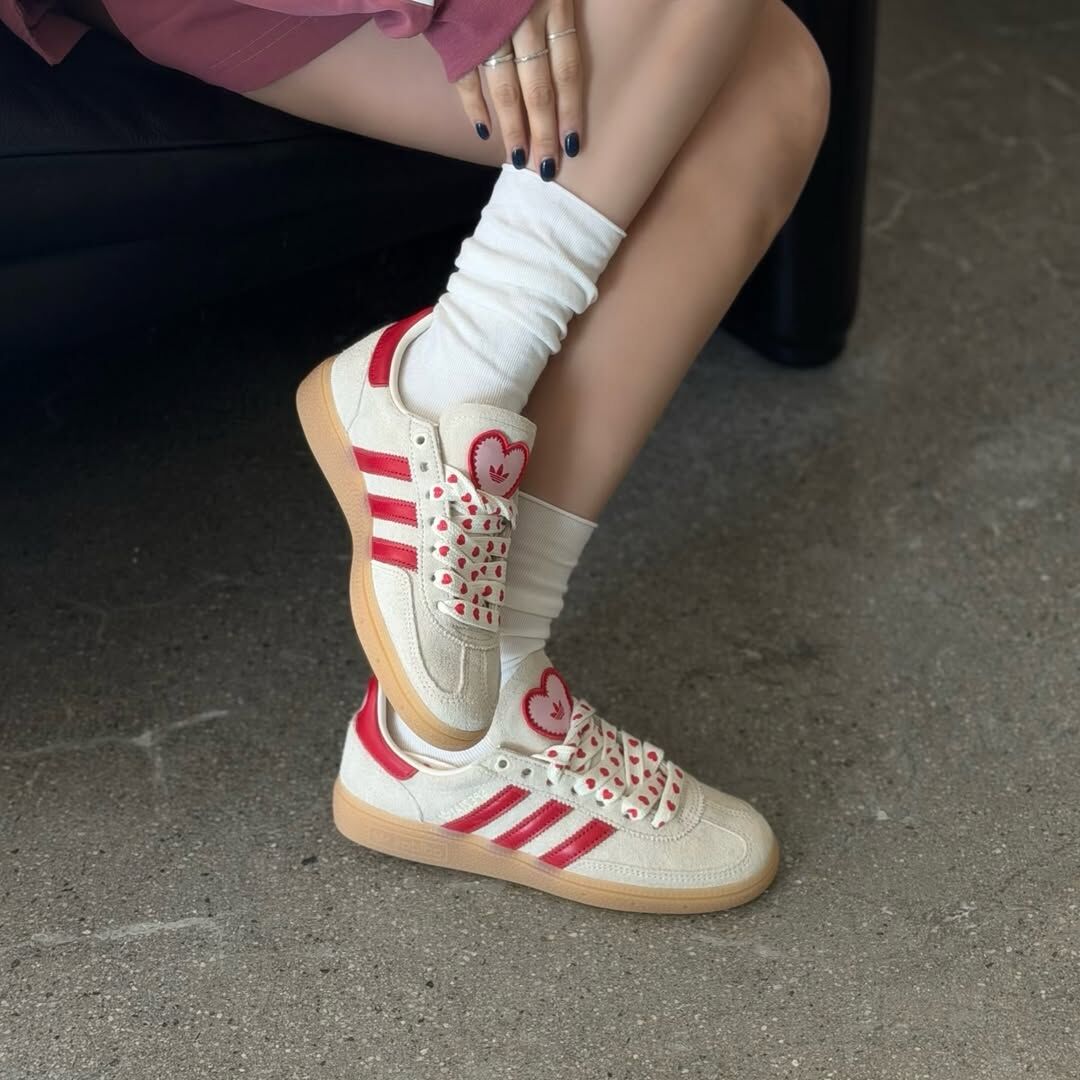 【Luxury】 ADIDAS HANDBALL SPEZIAL 燕麥奶油 紅色 粉紅 愛心 焦糖底 女鞋 KH9044 2026 情人節限定
