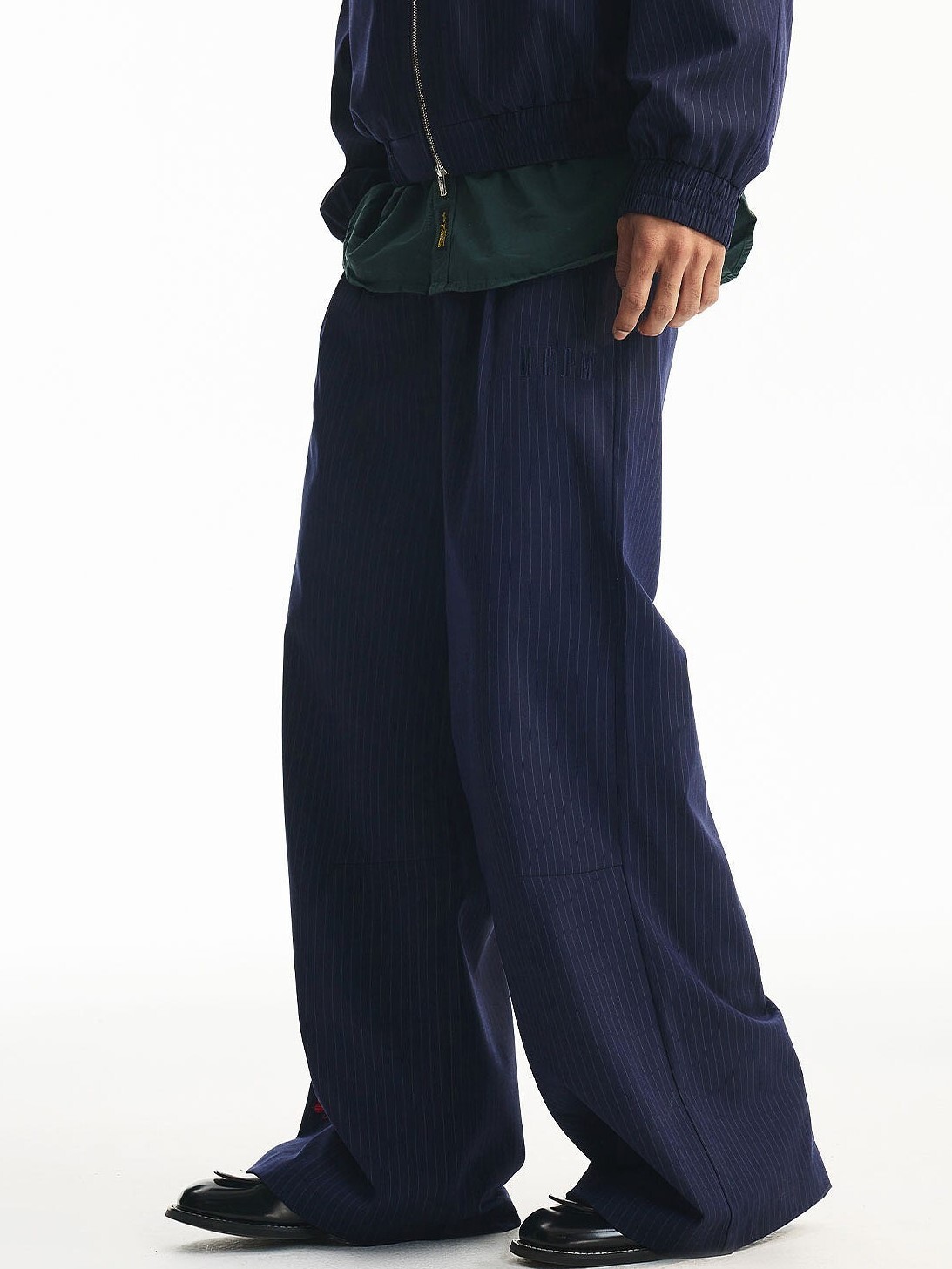 MEDM 褲腳繡花字體Logo 細條紋 美式復古 休閒長褲