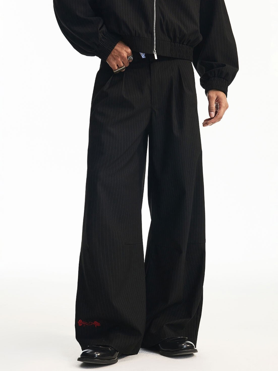 MEDM 褲腳繡花字體Logo 細條紋 美式復古 休閒長褲