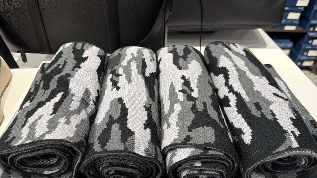 WE065 Cole Haan 黑白灰拼頸巾 180x24cm