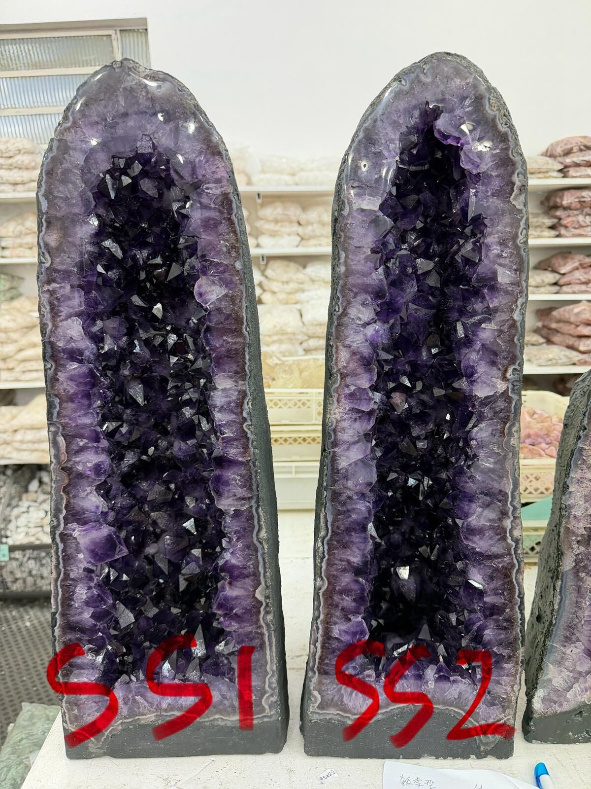 WH001 水晶洞 SS1 65 × 22 cm 33.9 kg