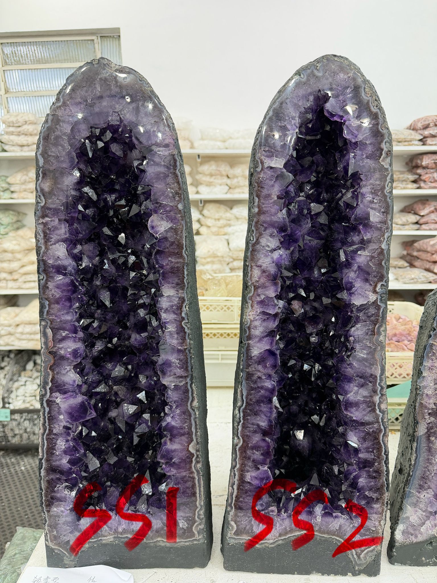 WH002 水晶洞 SS2 66 × 22 cm 37.6 kg