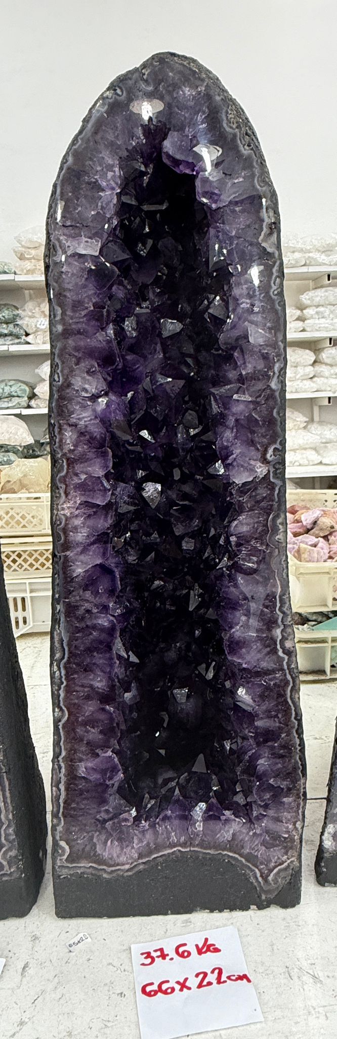 WH002 水晶洞 SS2 66 × 22 cm 37.6 kg