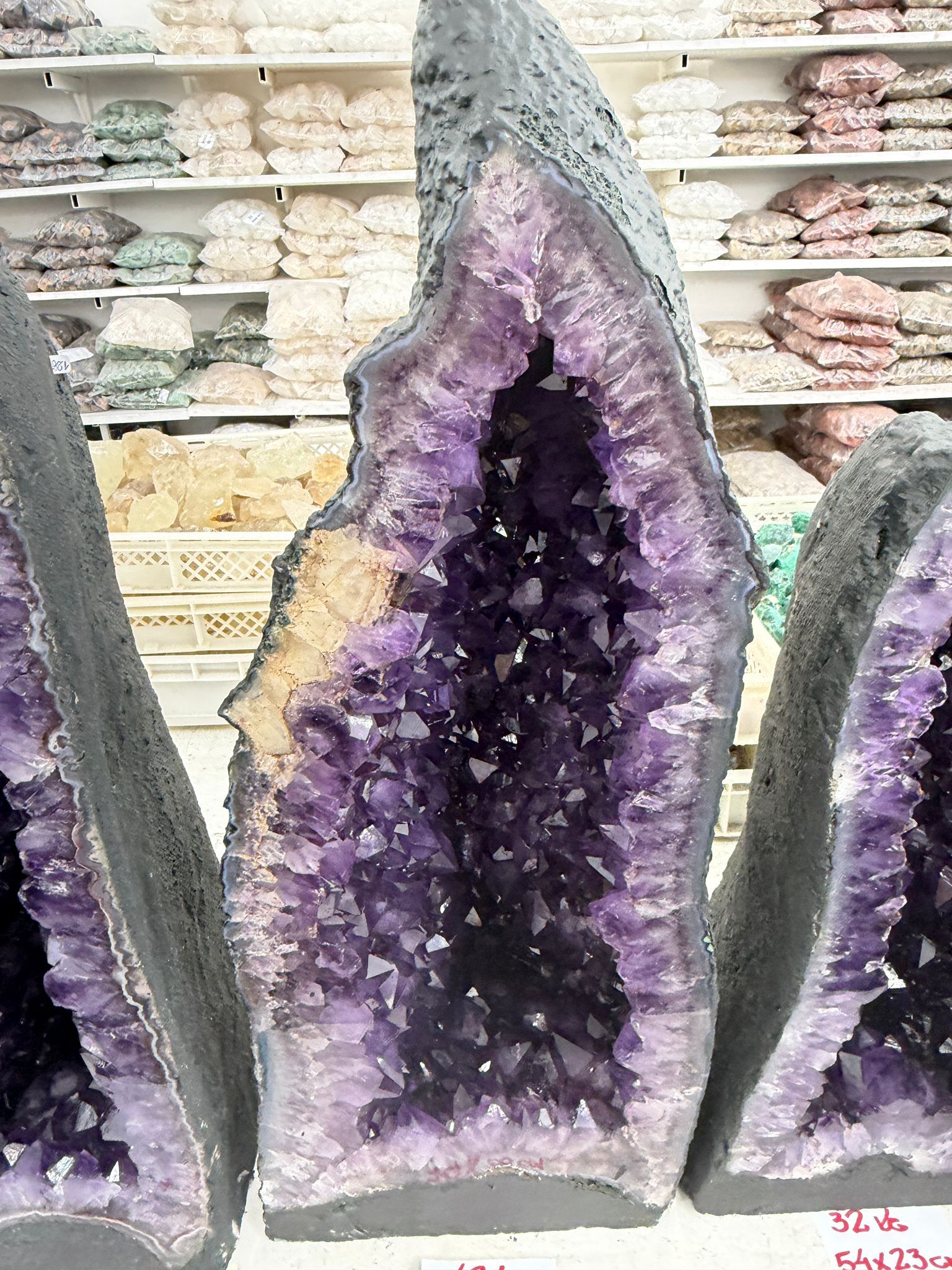 WH003 水晶洞 SS3 約 70 × 28 cm 約 42kg