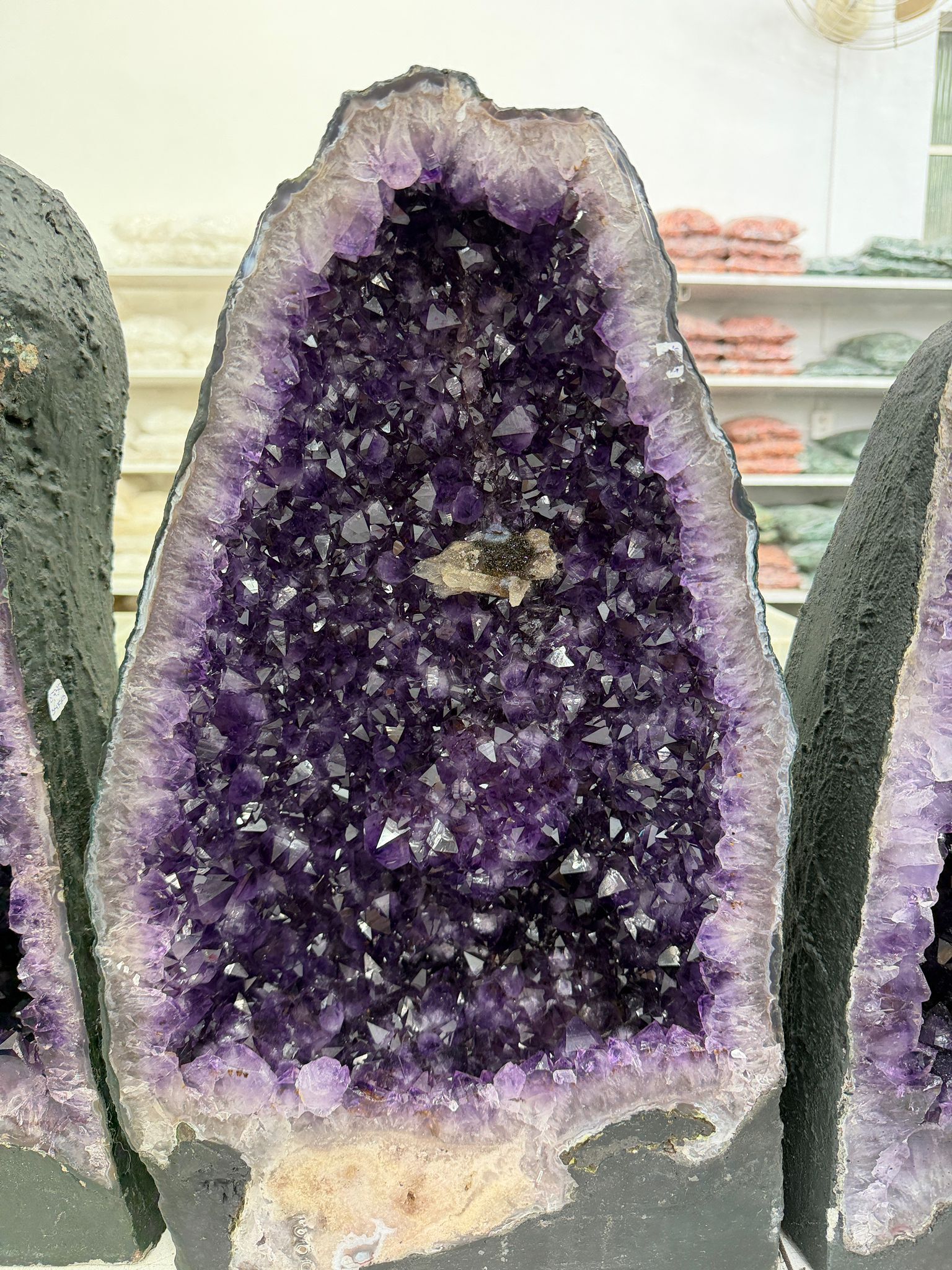 WH008 水晶洞 SS8 約 52 × 29 cm 約 25.5 kg