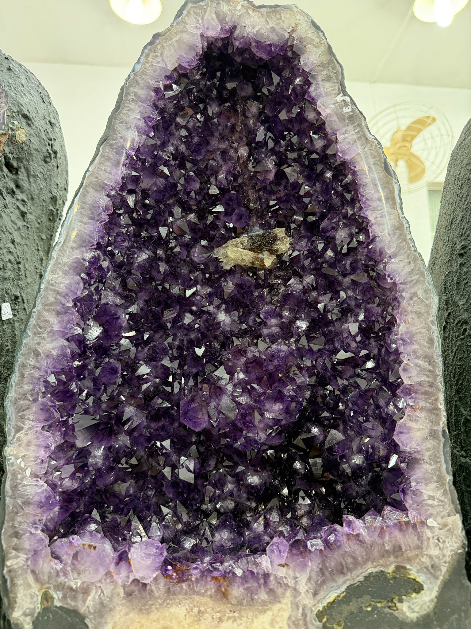 WH008 水晶洞 SS8 約 52 × 29 cm 約 25.5 kg