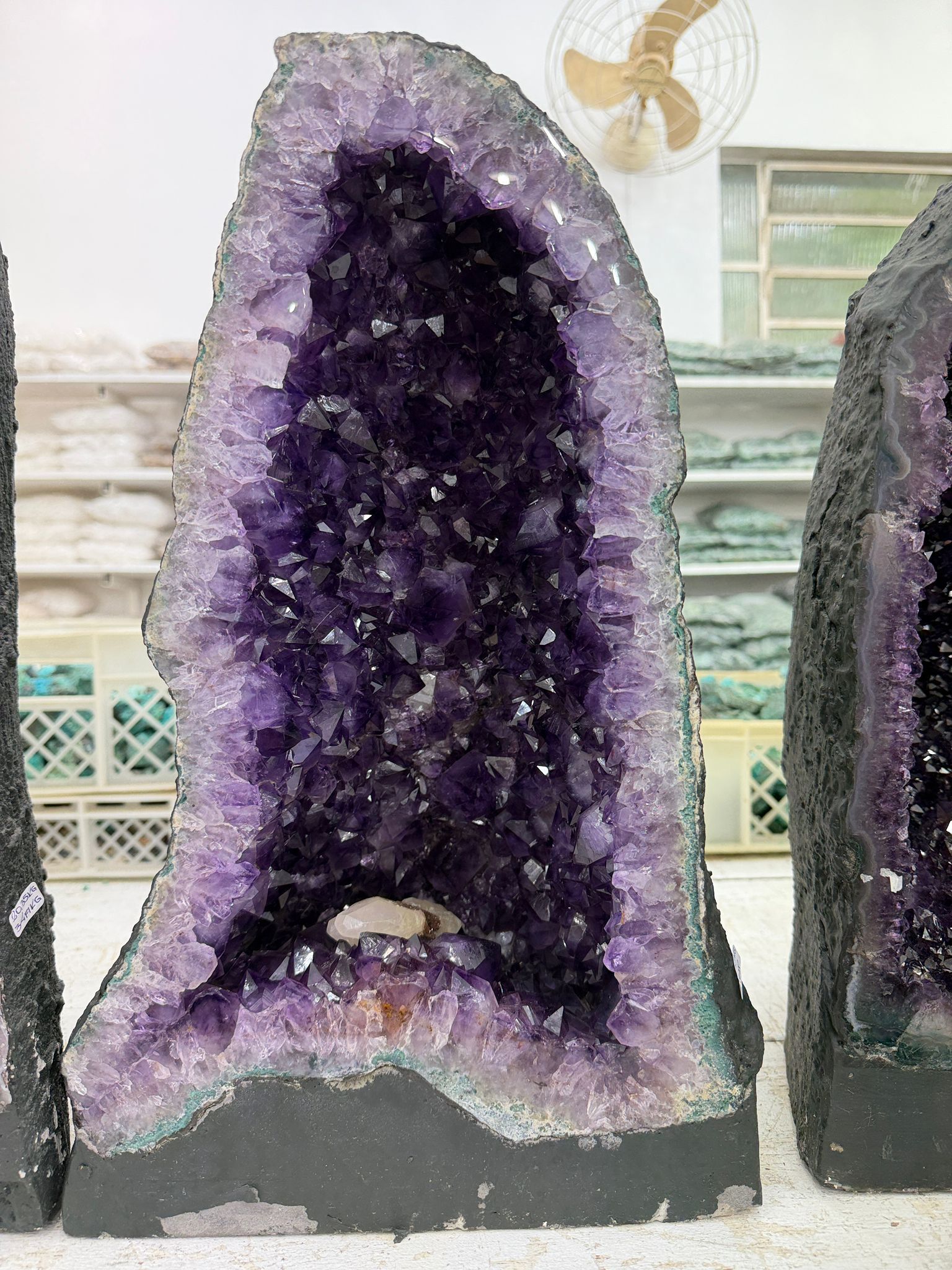 WH010 水晶洞 SS10 約 53 × 26 cm 約 27.8 kg