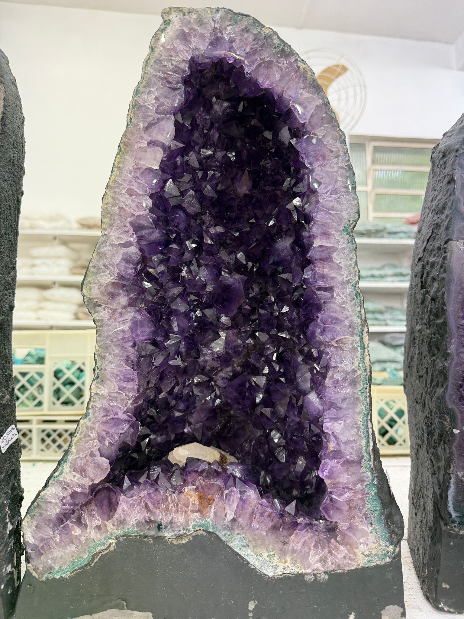 WH010 水晶洞 SS10 約 53 × 26 cm 約 27.8 kg