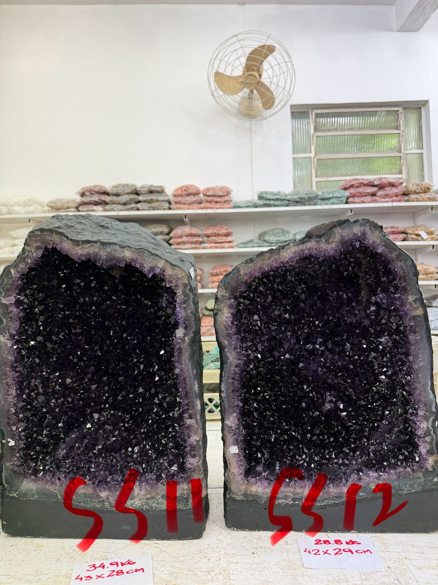 WH011 水晶洞 SS11 約 43 × 28 cm 約 34.9 kg