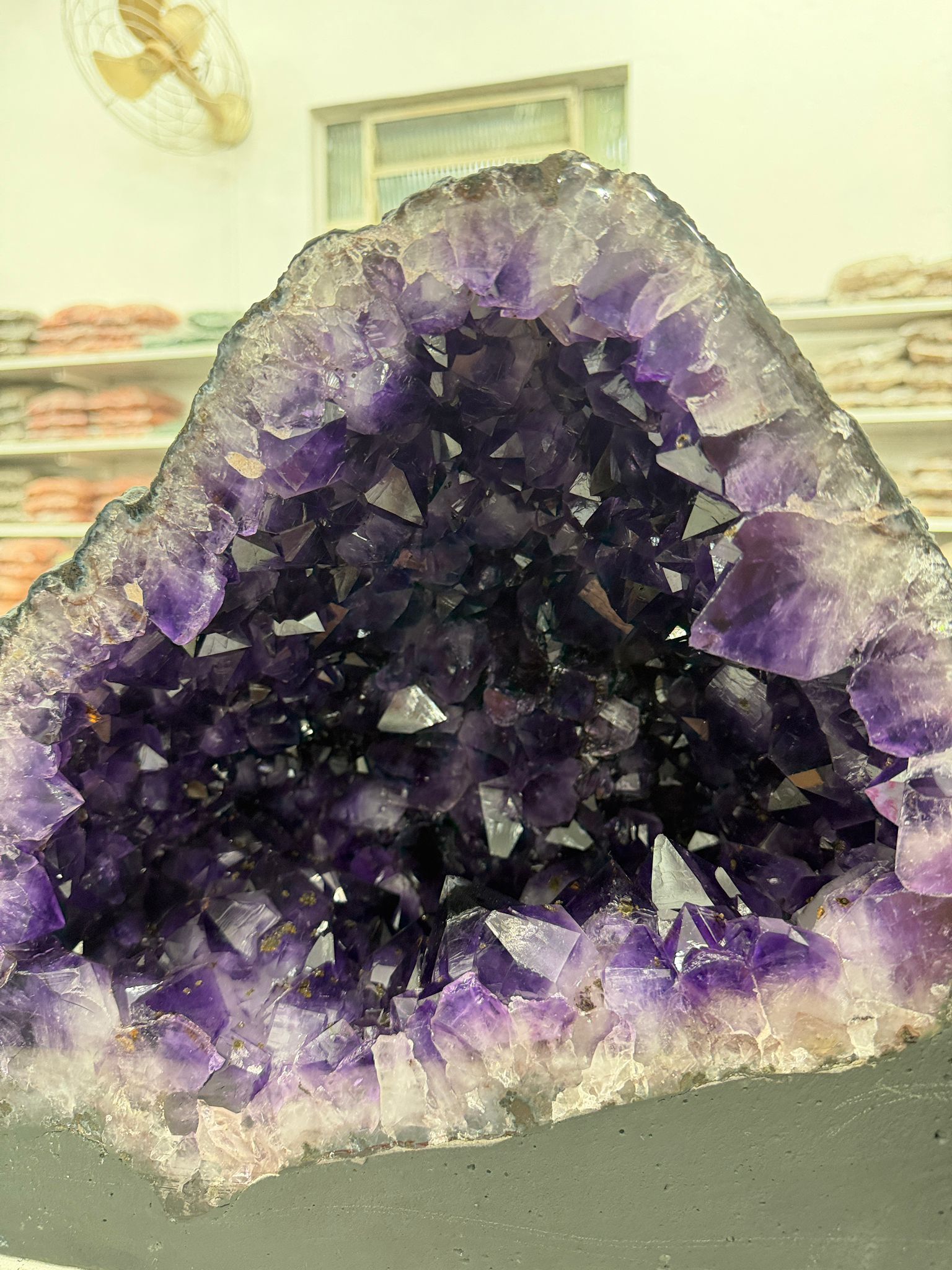 WH017 水晶洞 SS17 約 35 × 40 cm 約 35 kg