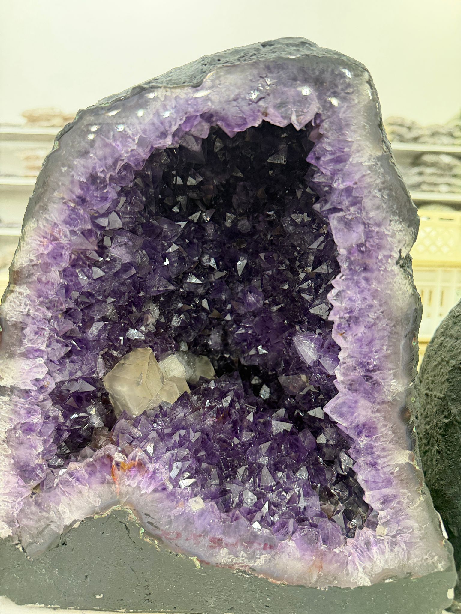 WH022 水晶洞 SS22 約 30 × 24 cm 約 19.2 kg