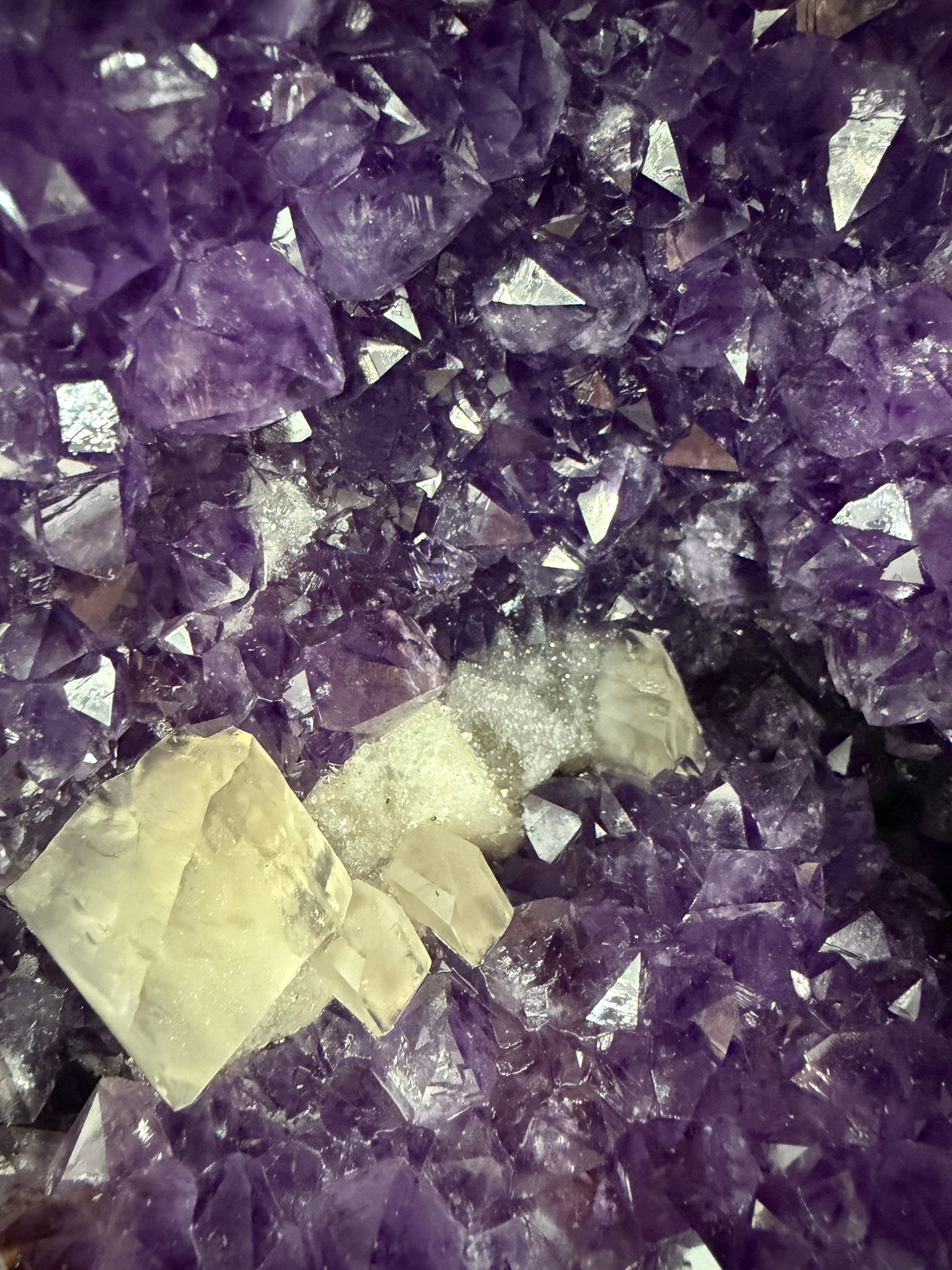 WH022 水晶洞 SS22 約 30 × 24 cm 約 19.2 kg