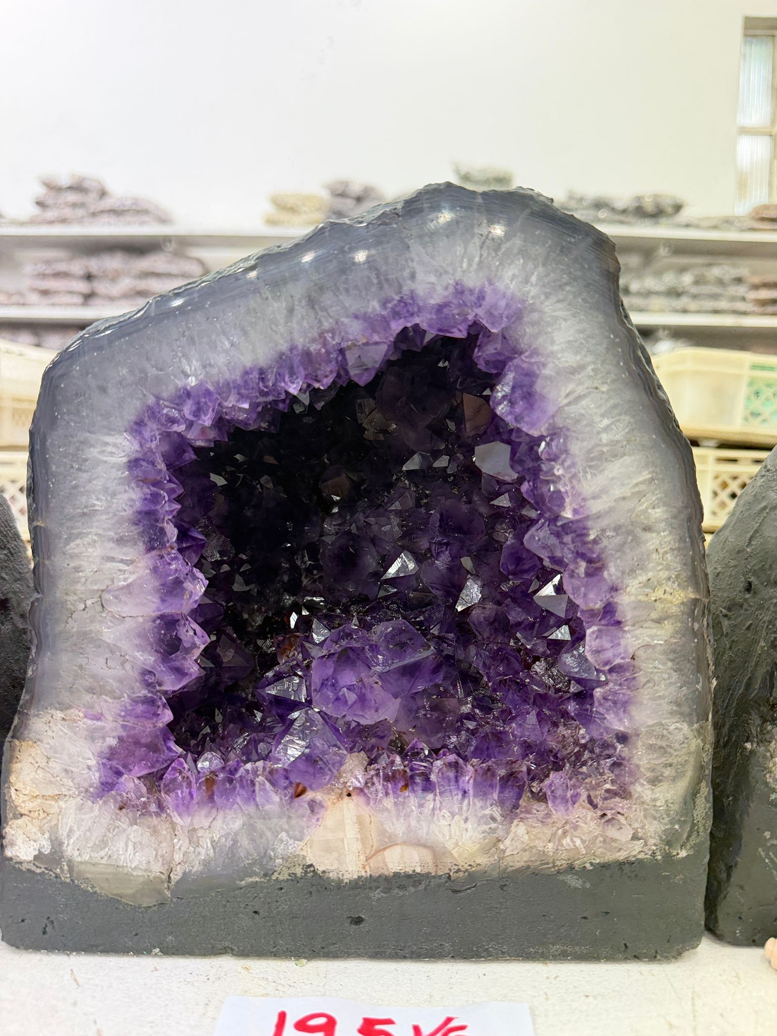 WH027 水晶洞 SS27約 24 × 23 cm 約 19.5 kg