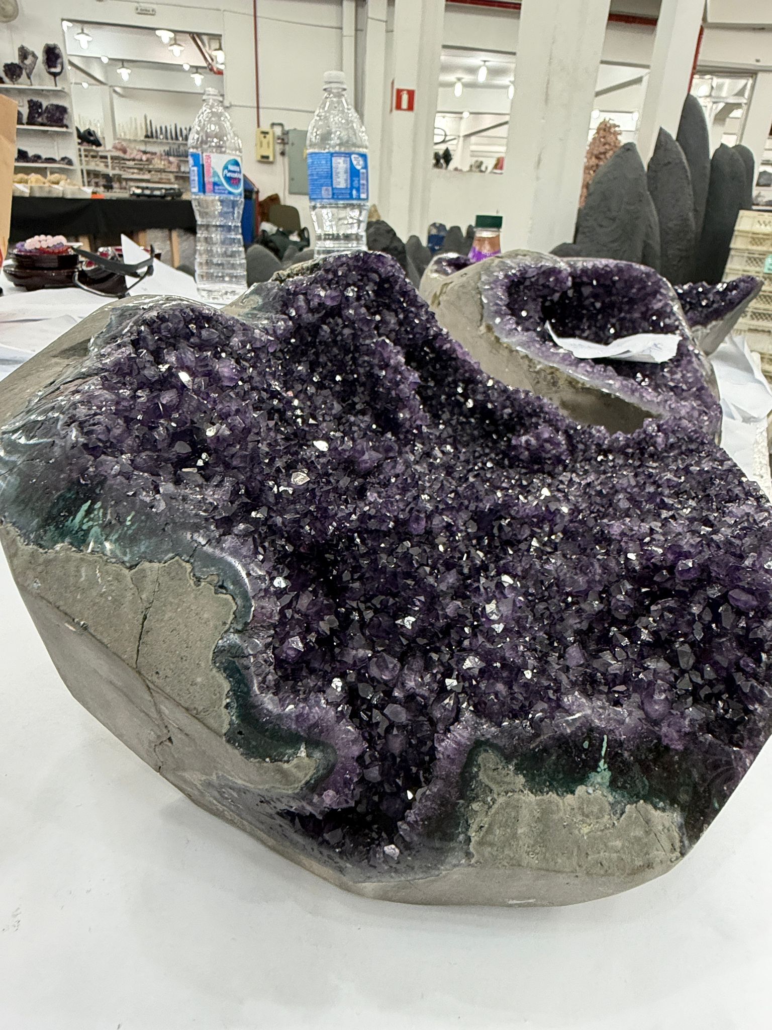 WH029 水晶洞 SS29 約 23 × 26 cm (平放跨度) 約 9.7 kg