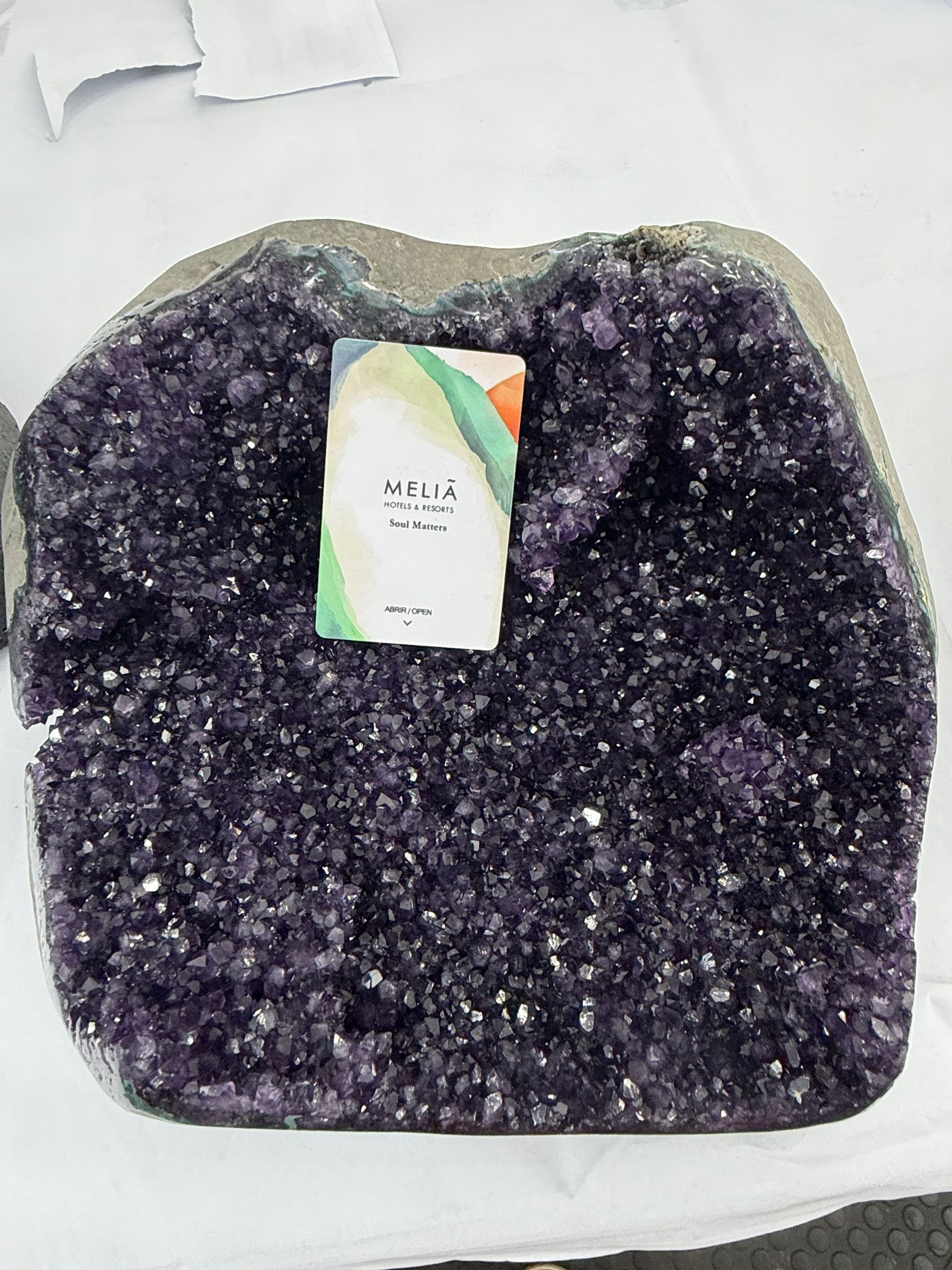 WH029 水晶洞 SS29 約 23 × 26 cm (平放跨度) 約 9.7 kg