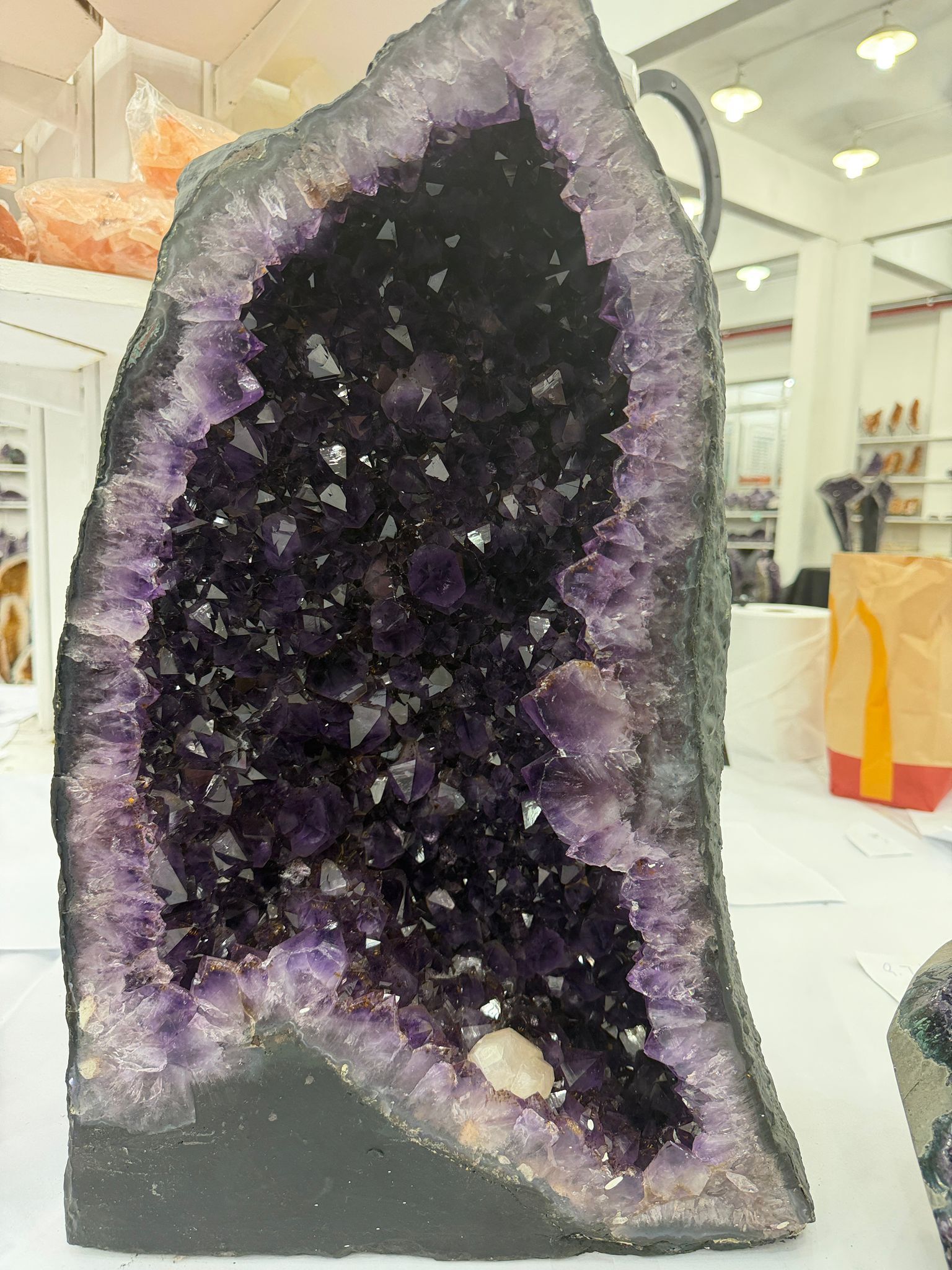 WH033 水晶洞 SS33 約 54 × 30 cm 約 35.5 kg