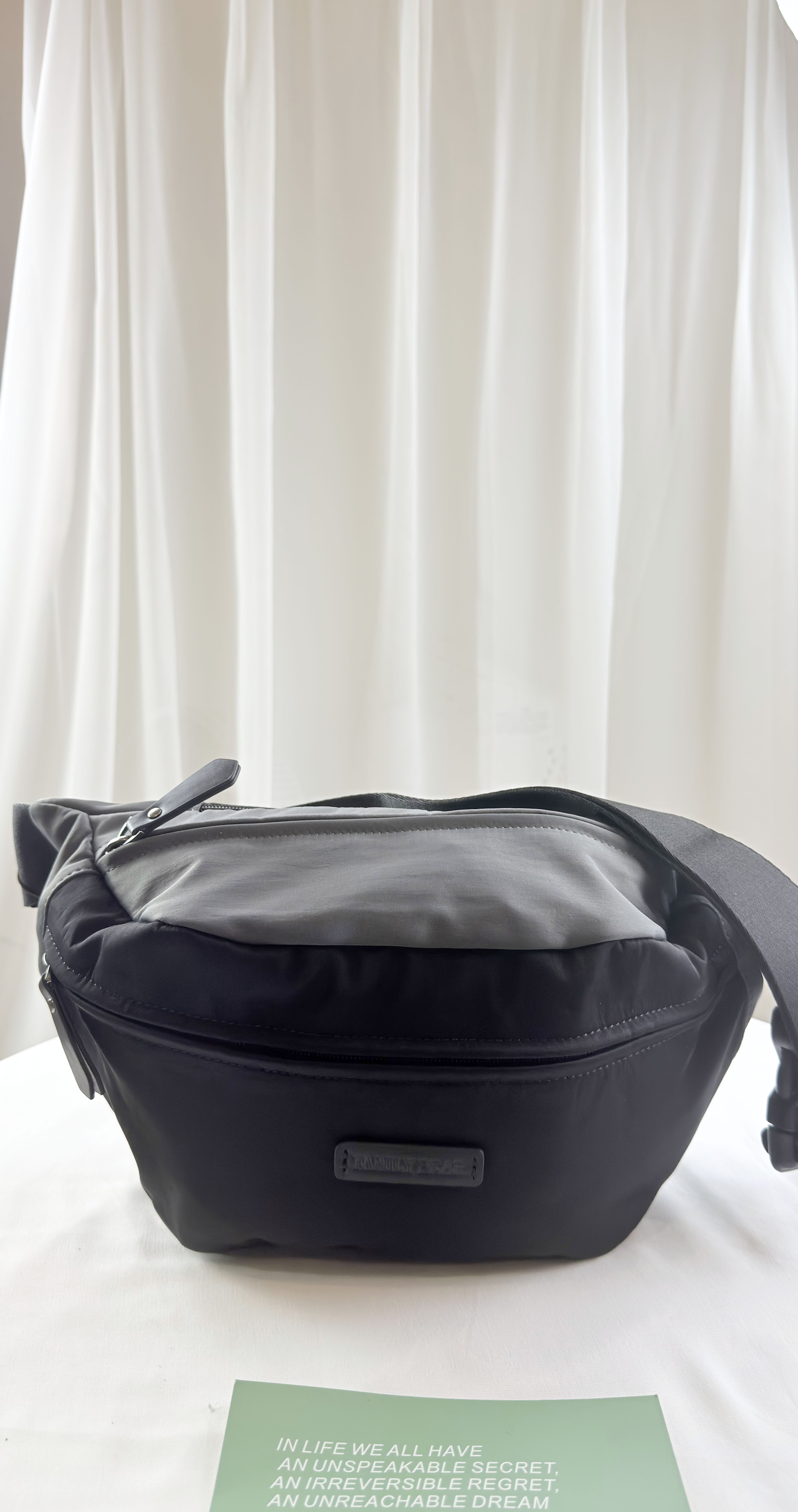 FamilyBear  經典黑配灰防潑水腰包 2922