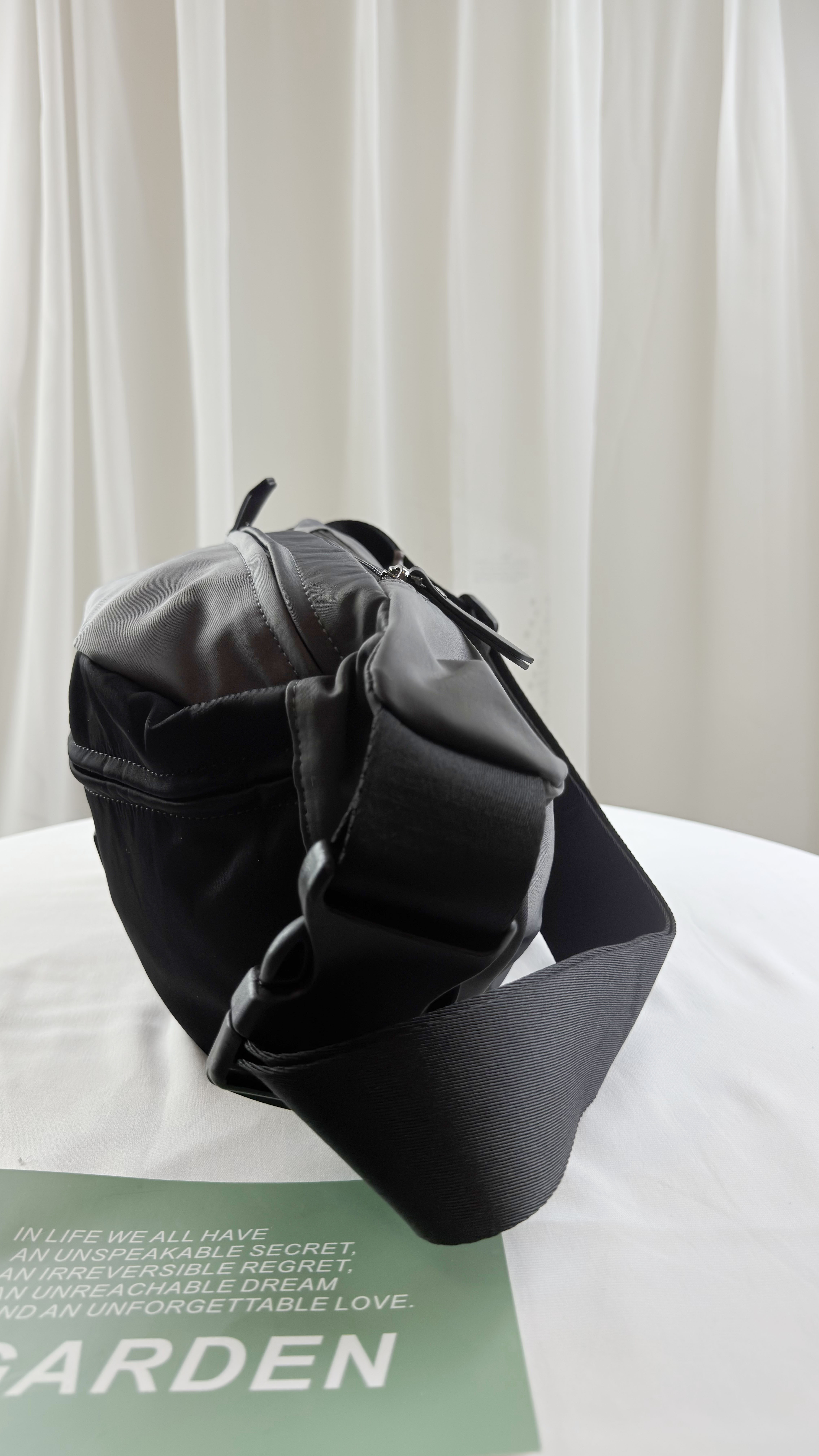 FamilyBear  經典黑配灰防潑水腰包 2922