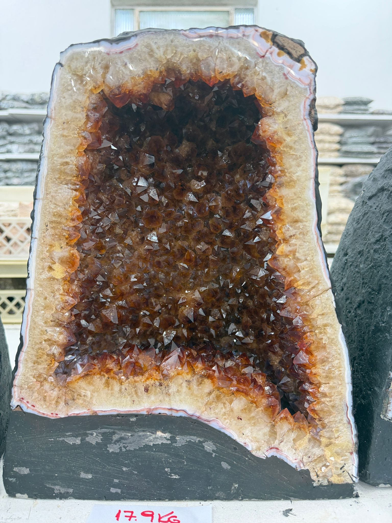 WH040 水晶洞 SSW07 約 34 × 27 cm 約 17.9 kg