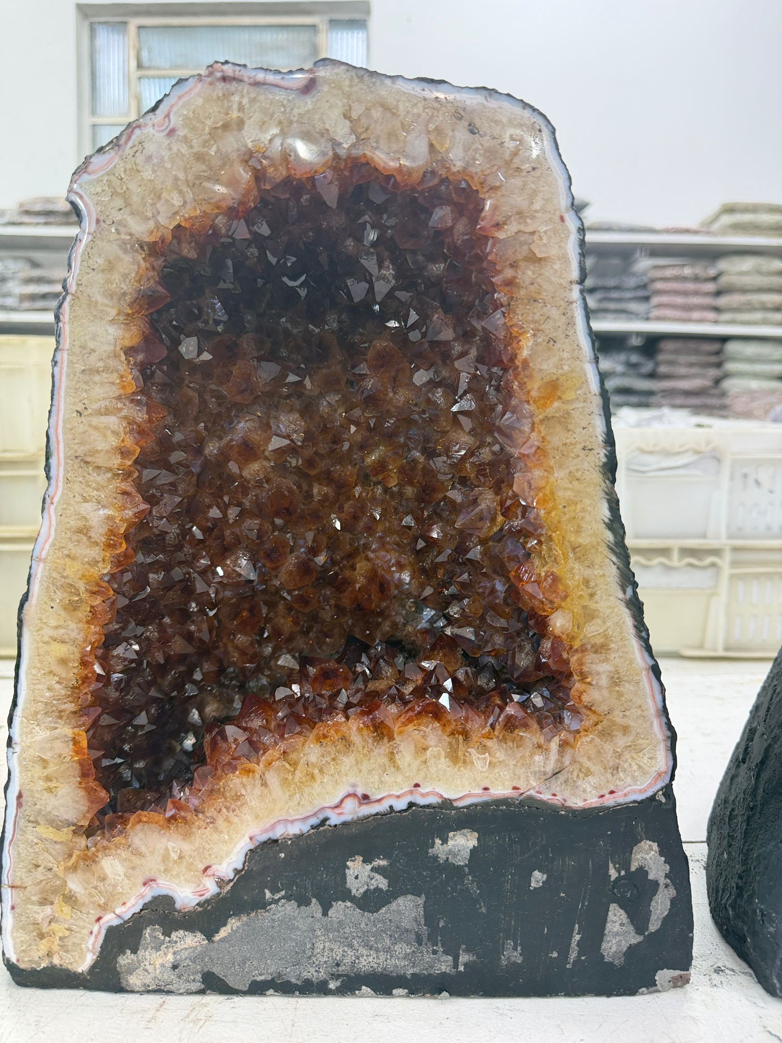 WH042 水晶洞 SSW09 約 34 × 28 cm 約 18.1 kg