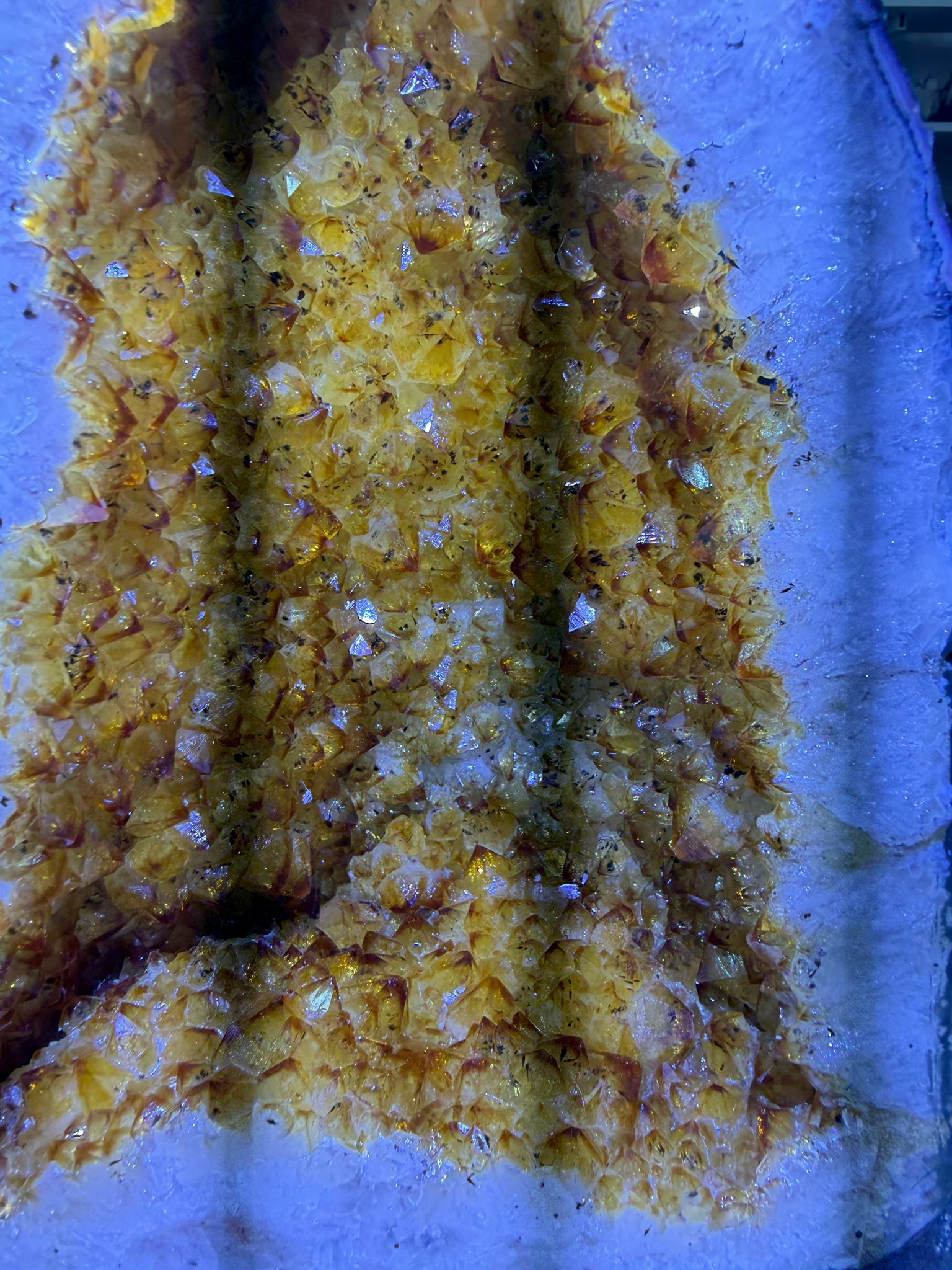 WH043 水晶洞 SSW10 約 30 × 36 cm 約 18.7 kg