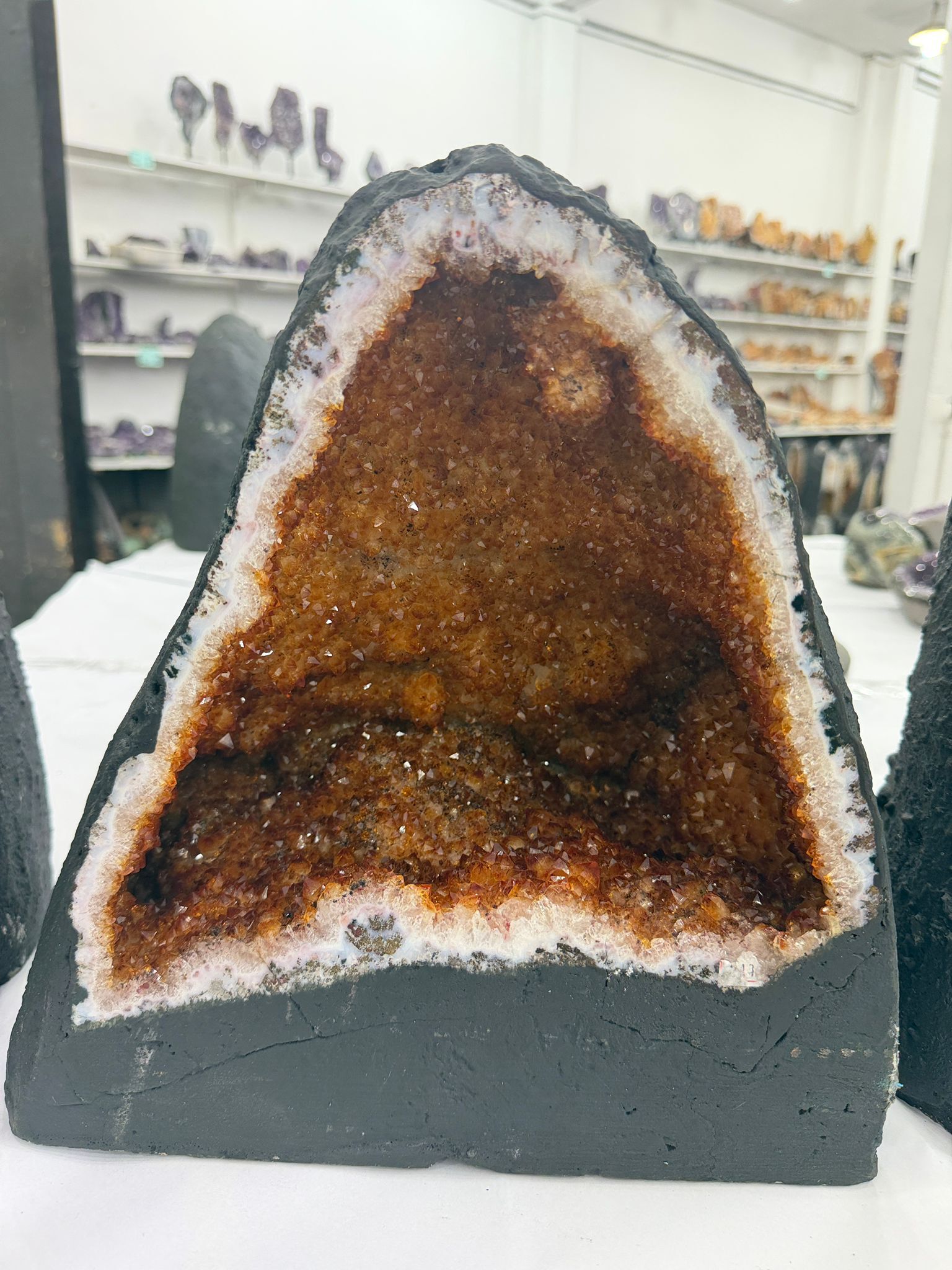 WH046 水晶洞 SSW13 約 30 × 29 cm 約 22 kg