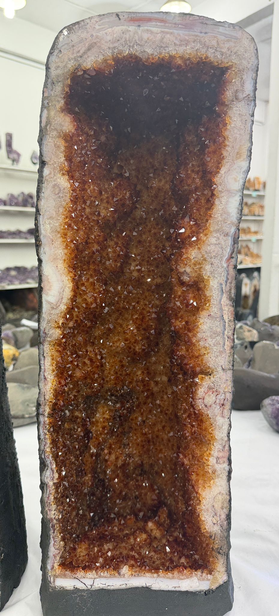 WH048 水晶洞 SSW15 約 58 × 19 cm 約 31 kg