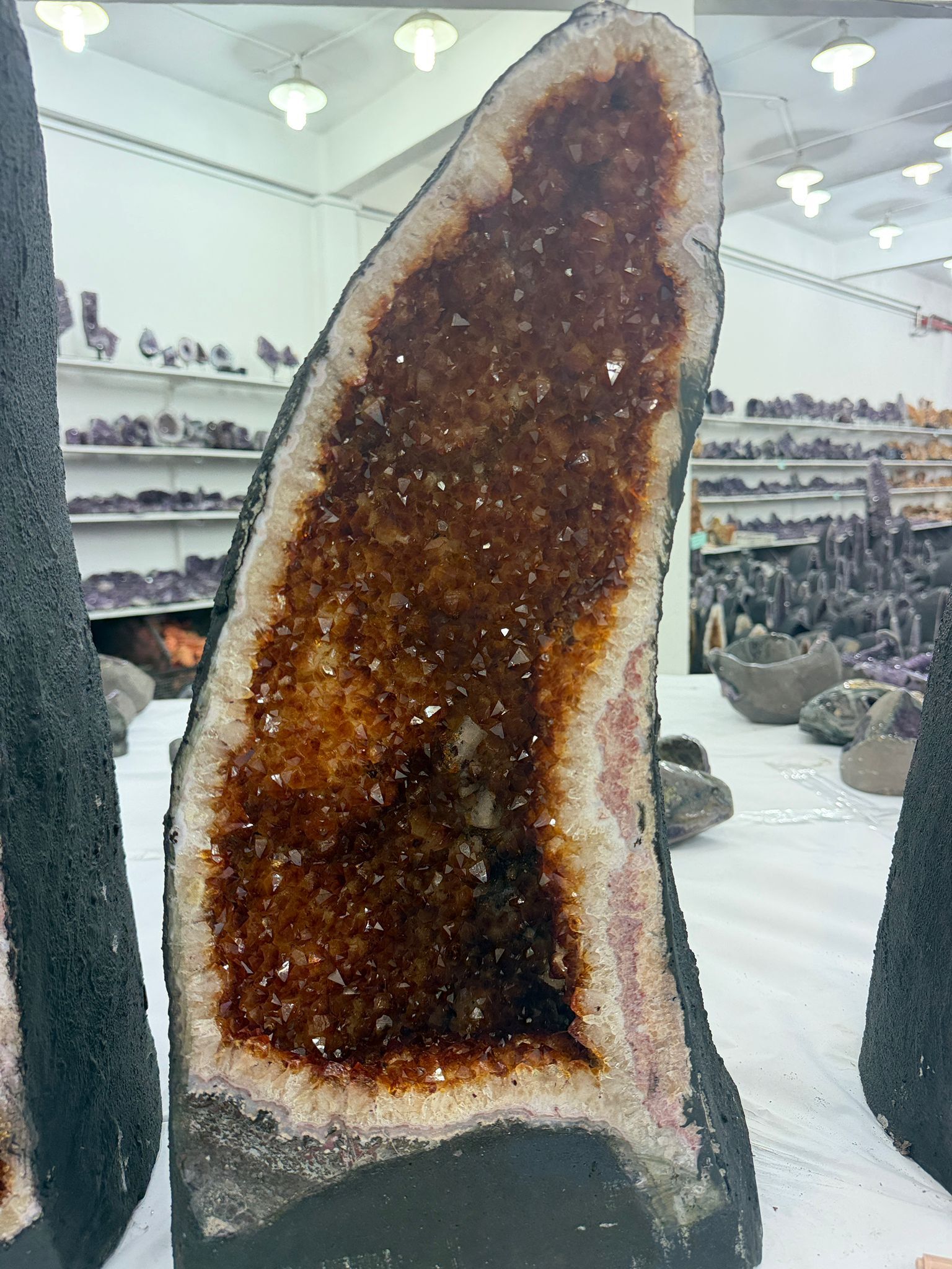 WH049 水晶洞 SSW16 約 54 × 26 cm 約 28.46 kg