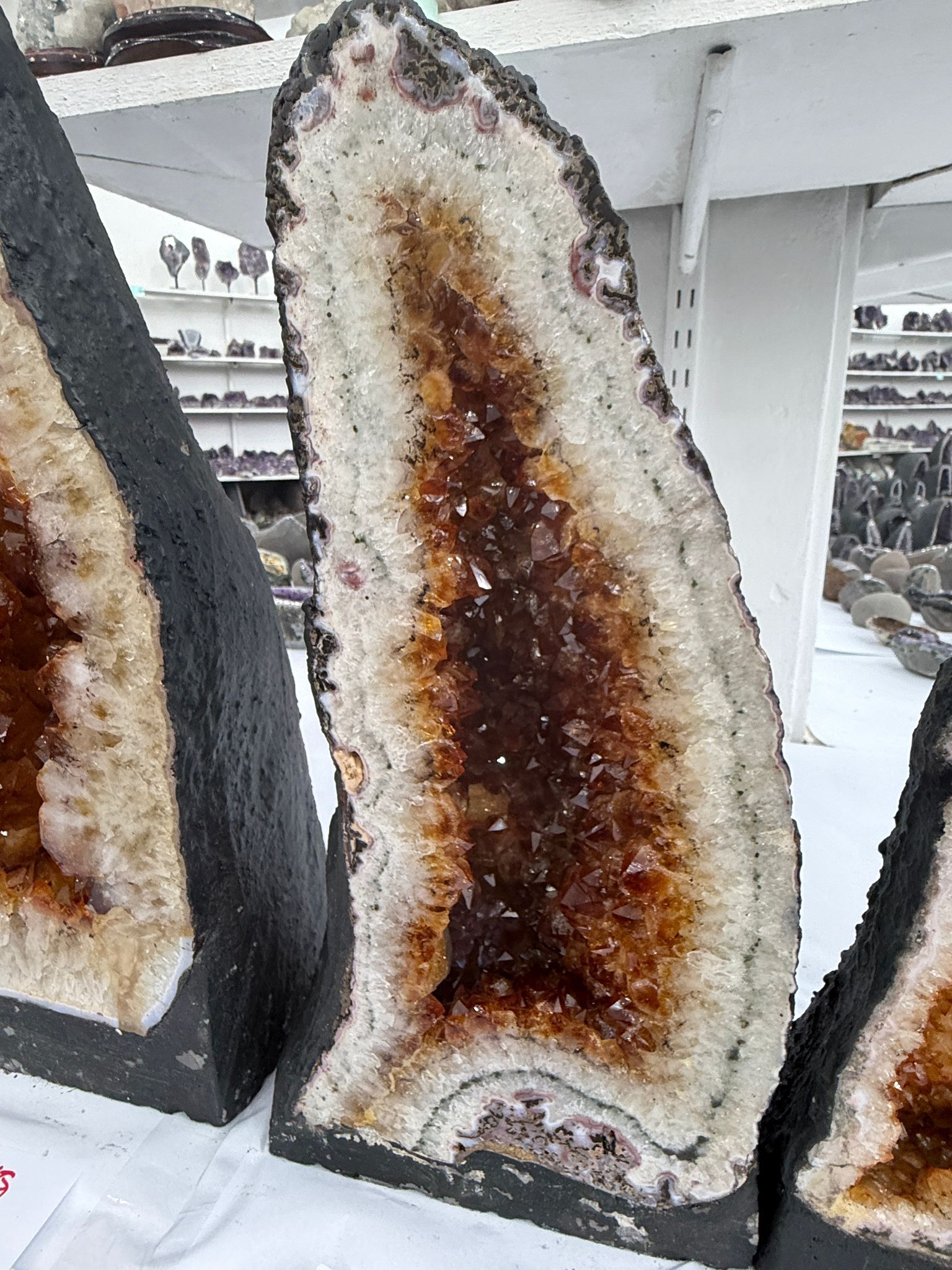 WH051 水晶洞 SSW18 約 45 × 21 cm 約 12.7 kg